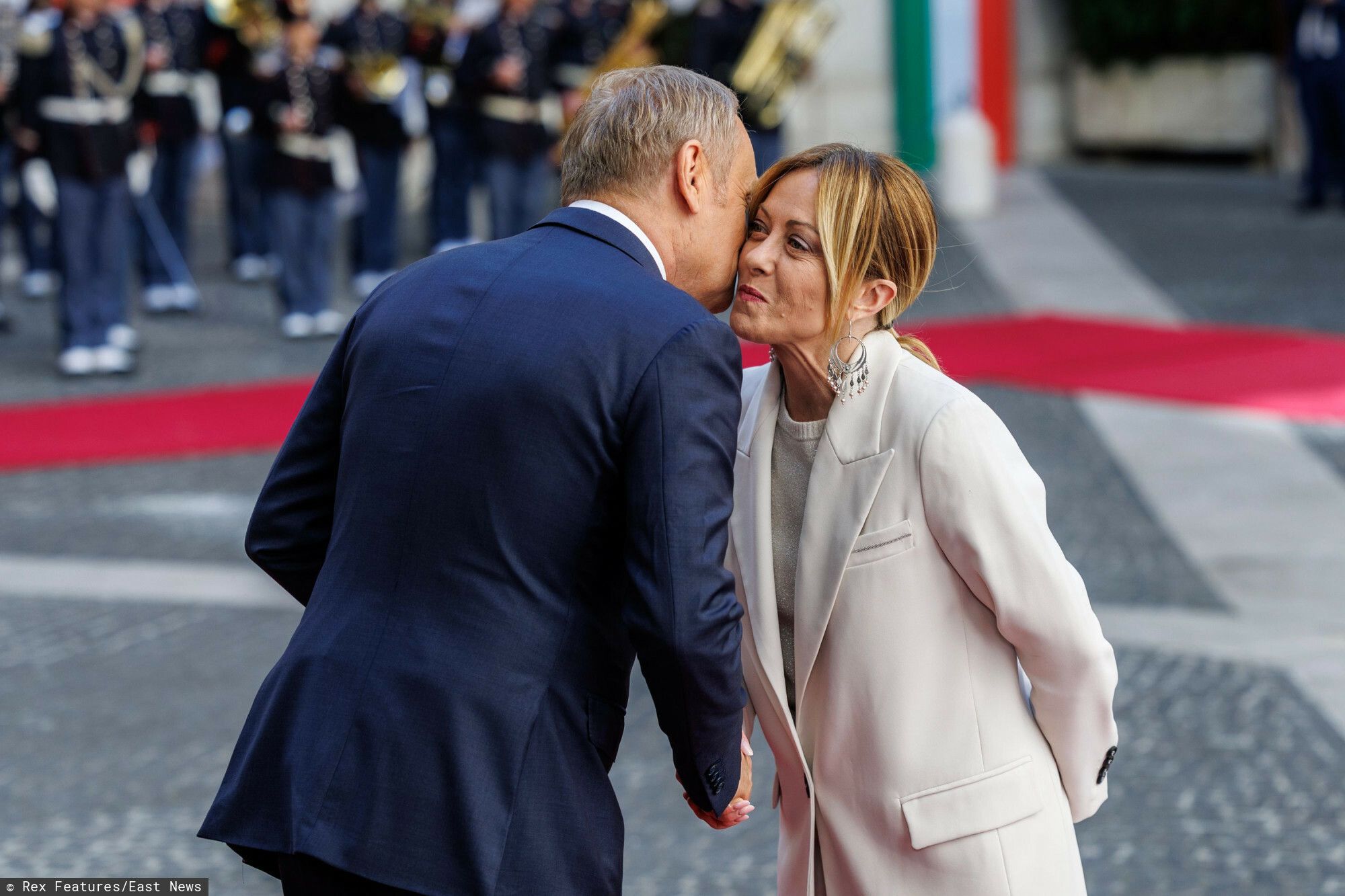 Donald Tusk i Giorgia Meloni przywitali się „włoskim pocałunkiem”. Ekspertka nie mogła milczeć