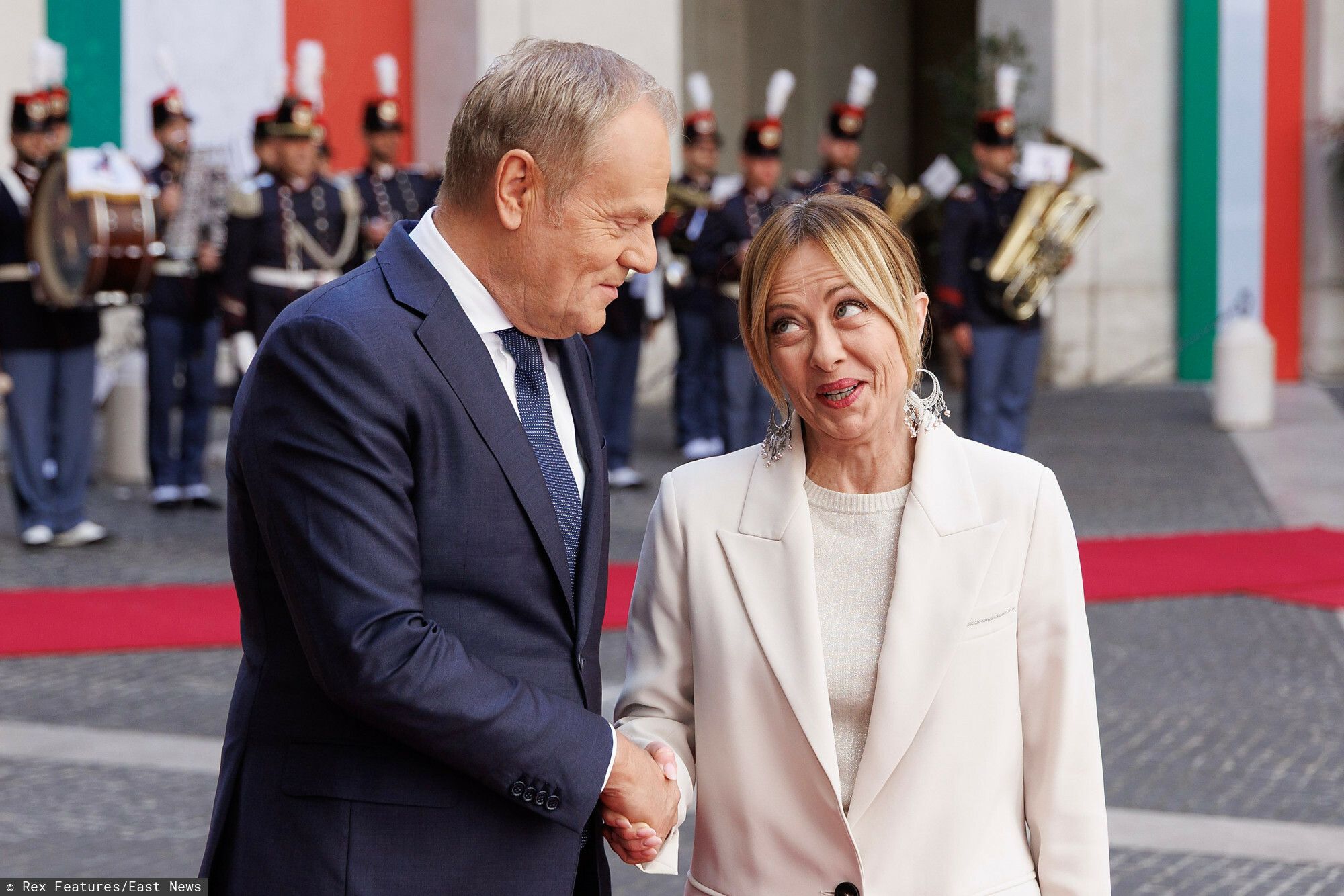 Donald Tusk i Giorgia Meloni przywitali się „włoskim pocałunkiem”. Ekspertka nie mogła milczeć