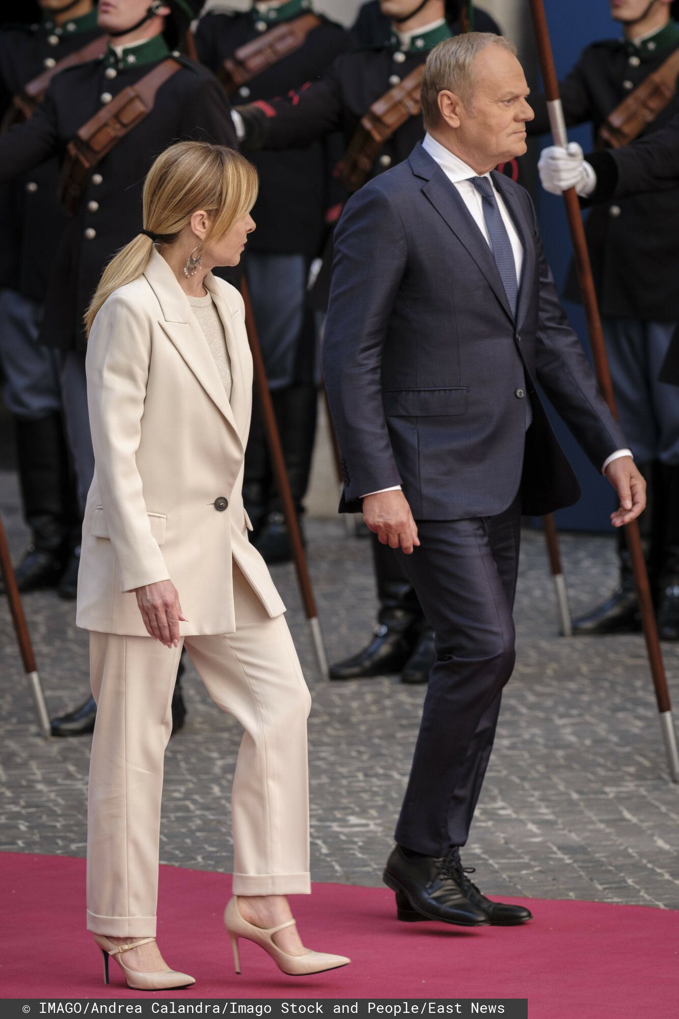 Donald Tusk i Giorgia Meloni przywitali się „włoskim pocałunkiem”. Ekspertka nie mogła milczeć