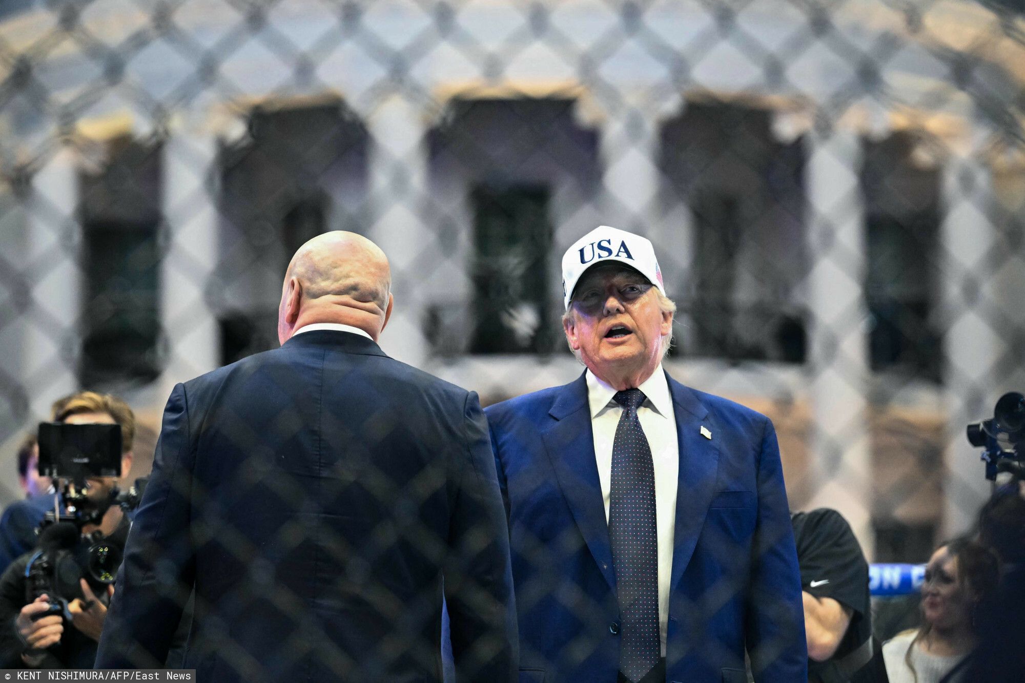 Cały świat patrzy na dłoń Trumpa na gali UFC. Ludzie zamarli. "Wygląda przerażająco"