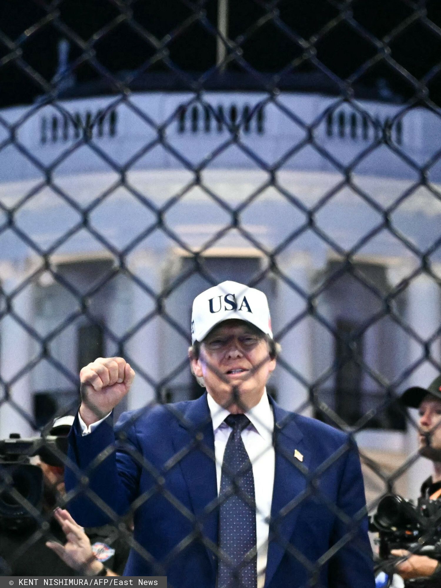 Cały świat patrzy na dłoń Trumpa na gali UFC. Ludzie zamarli. "Wygląda przerażająco"