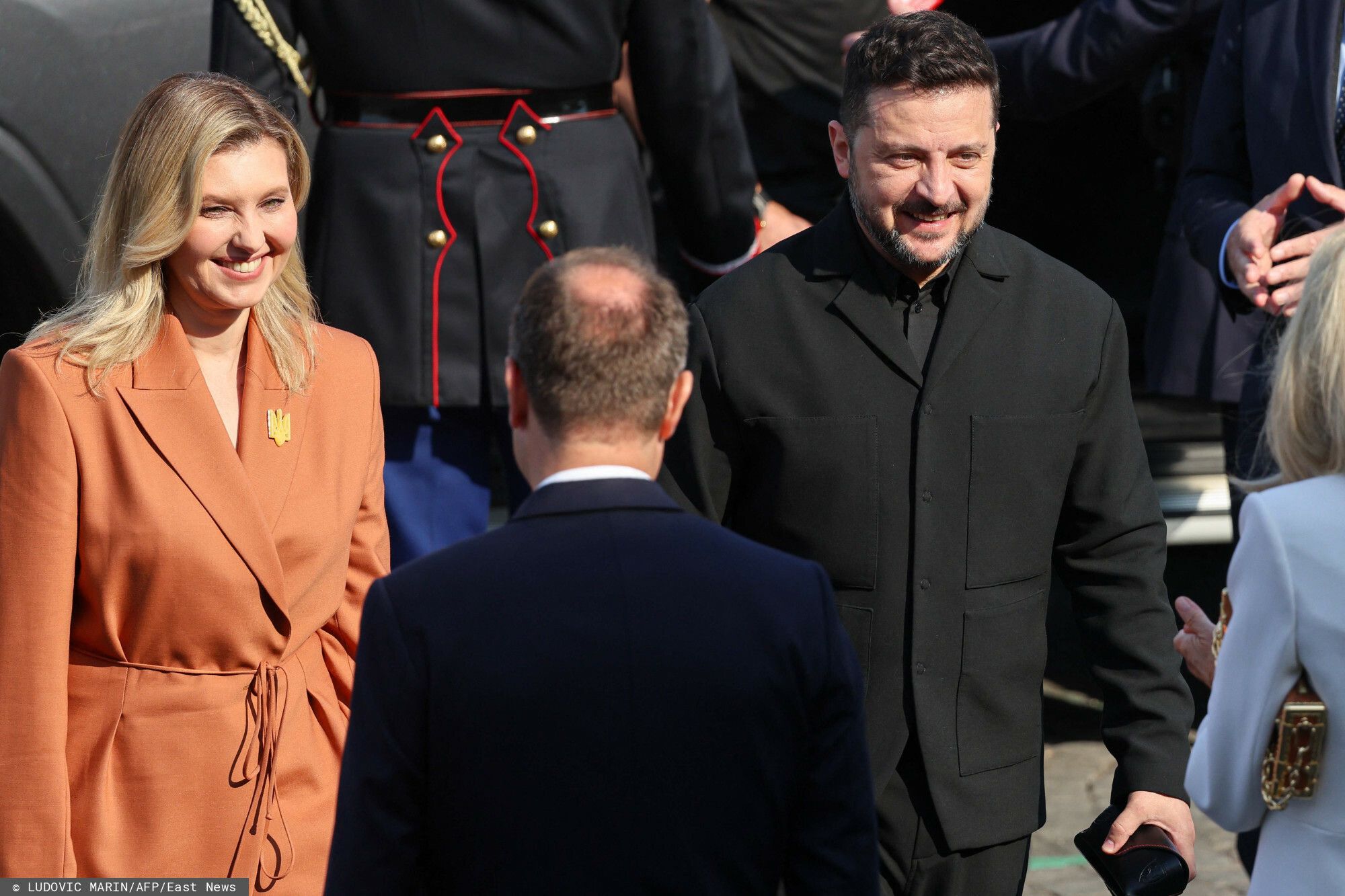 Ołena Zełenska z mężem w Paryżu. Ten znak miała wpięty w żakiet. Broszka skupiała uwagę