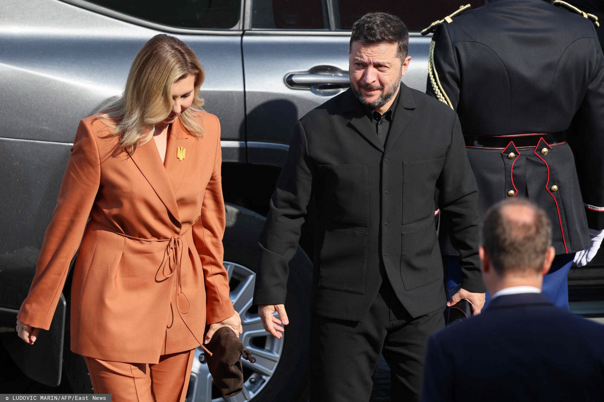 Ołena Zełenska z mężem w Paryżu. Ten znak miała wpięty w żakiet. Broszka skupiała uwagę