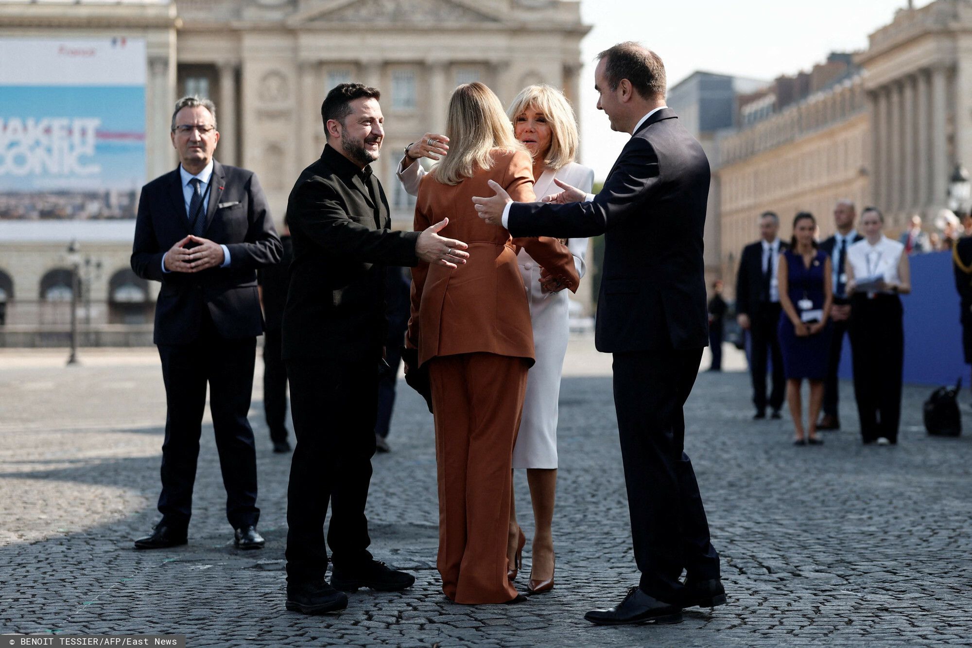 Ołena Zełenska z mężem w Paryżu. Ten znak miała wpięty w żakiet. Broszka skupiała uwagę