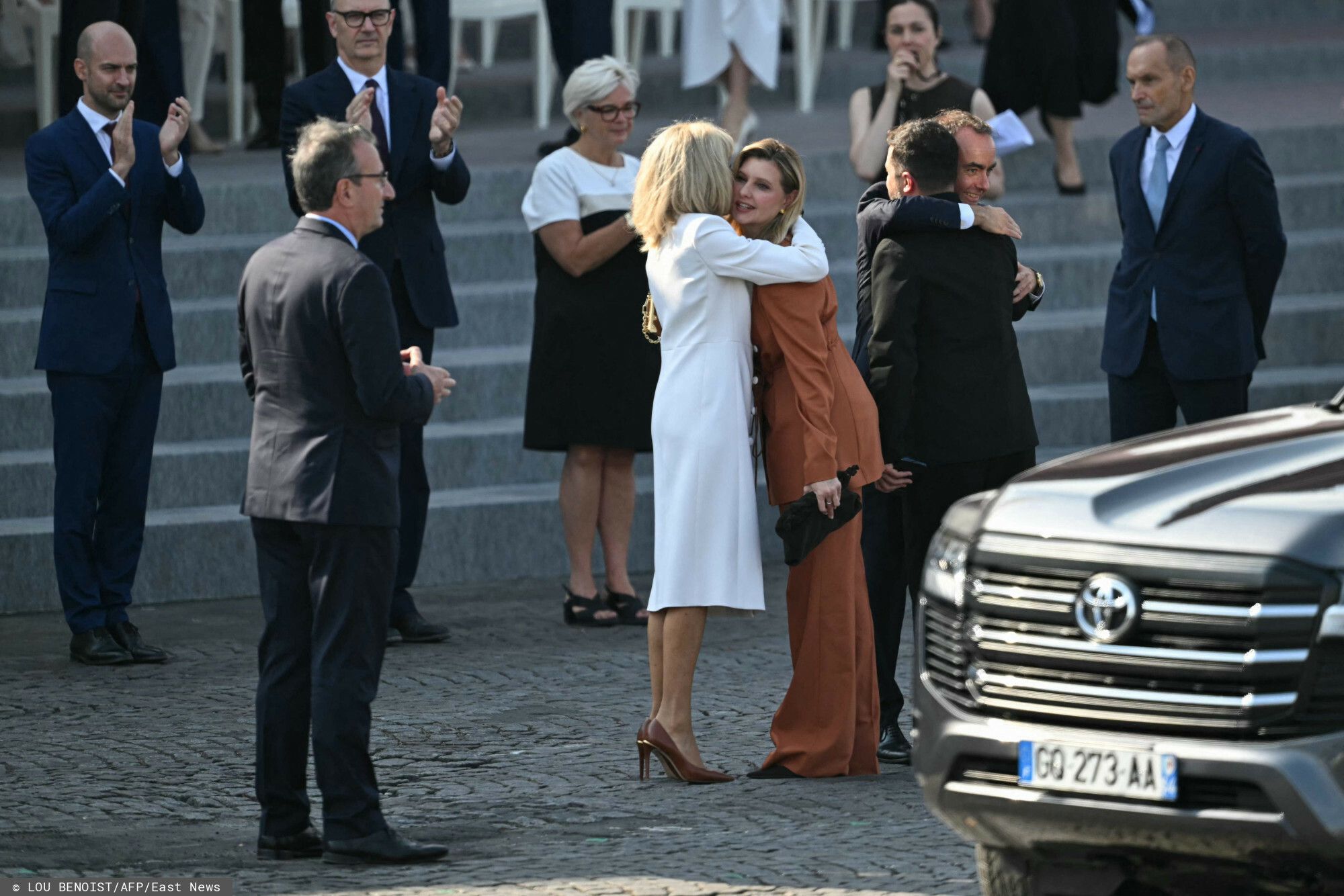 Ołena Zełenska z mężem w Paryżu. Ten znak miała wpięty w żakiet. Broszka skupiała uwagę