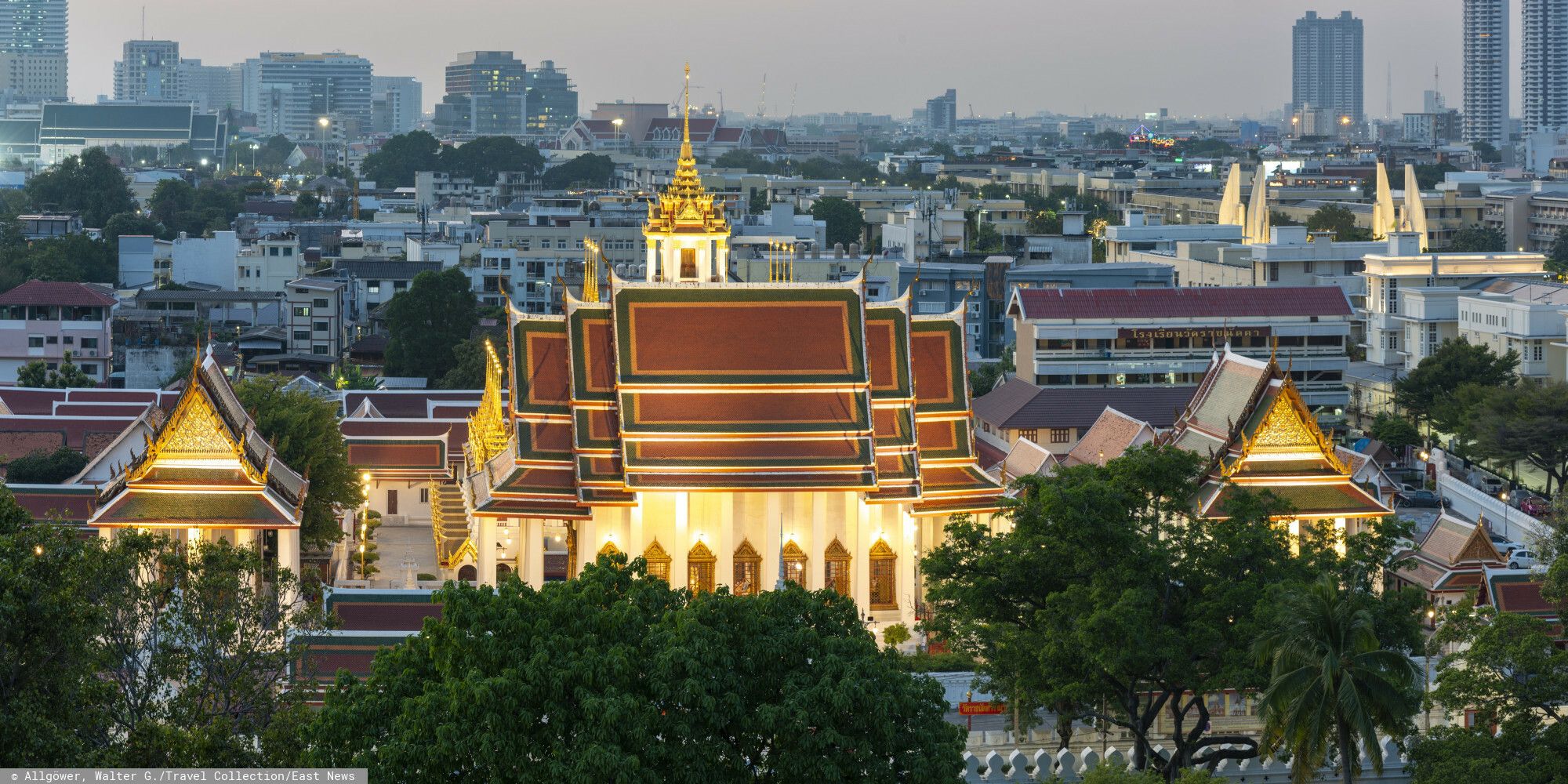 MSZ ostrzega Polaków przed podróżą. Teraz turyści latają tam na potęgę