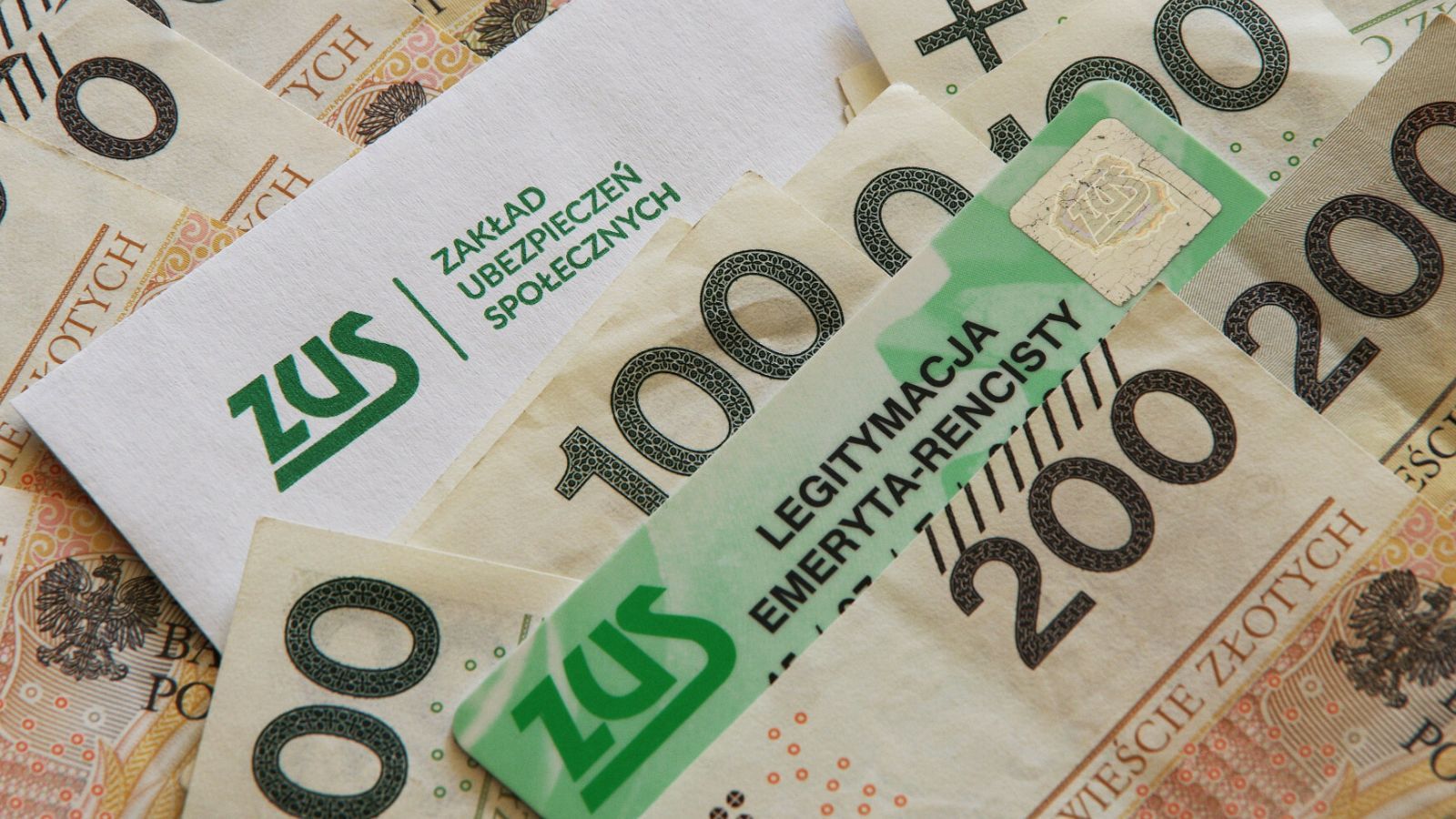 Nie każdy zyska na przeliczeniu emerytury. ZUS wskazuje, kiedy warto działać