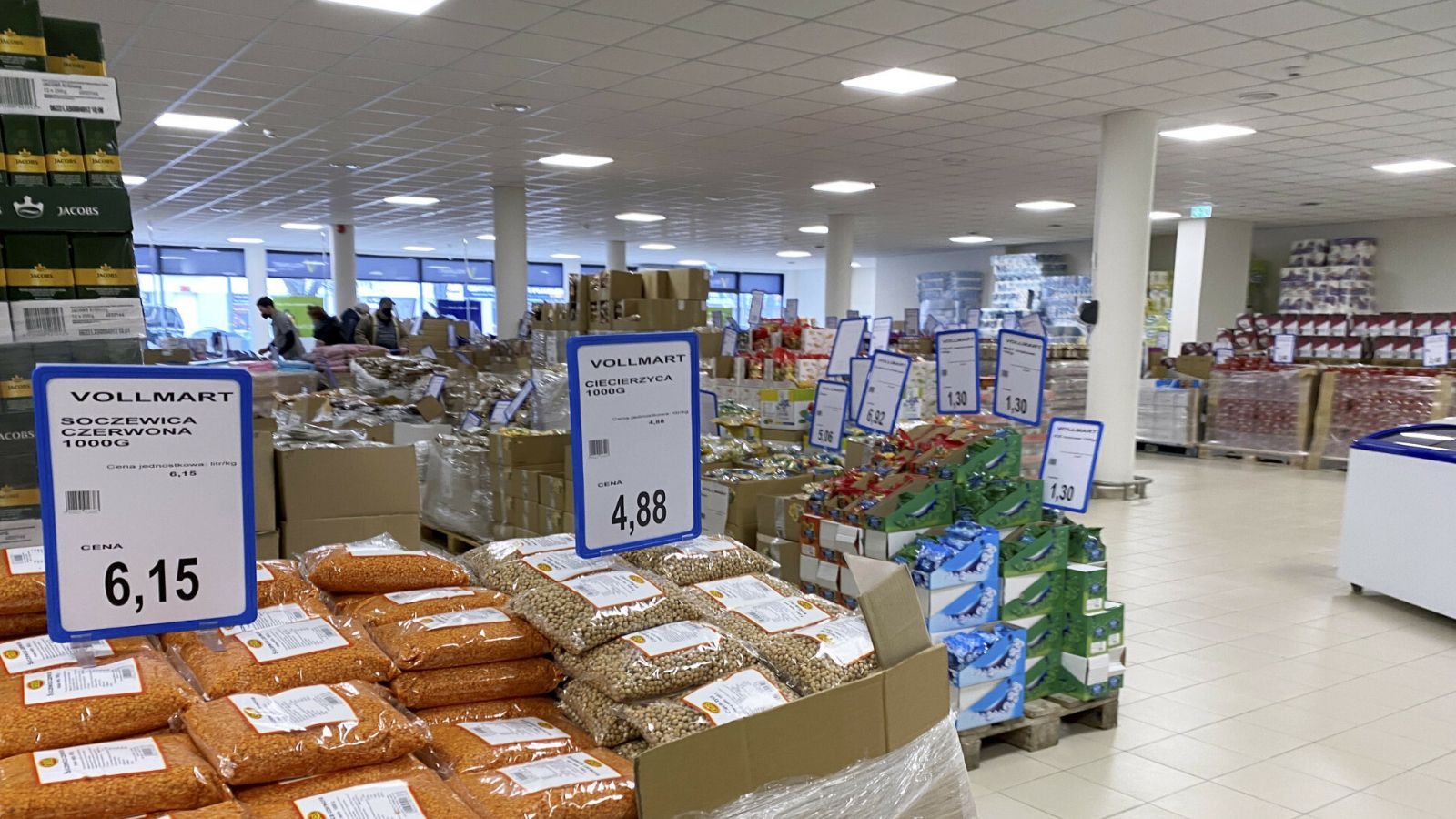 Konkurencja Lidla i Biedronki rośnie w siłę. Klienci zachwyceni towarem na sklepowych półkach