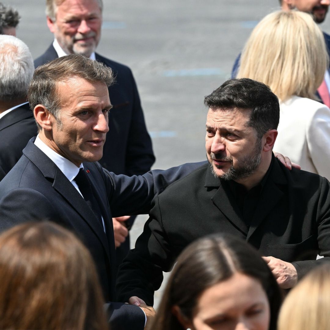 Macron nagle chwycił 73-letnią żonę za rękę. Oczy wszystkich zwróciły się tylko na nich