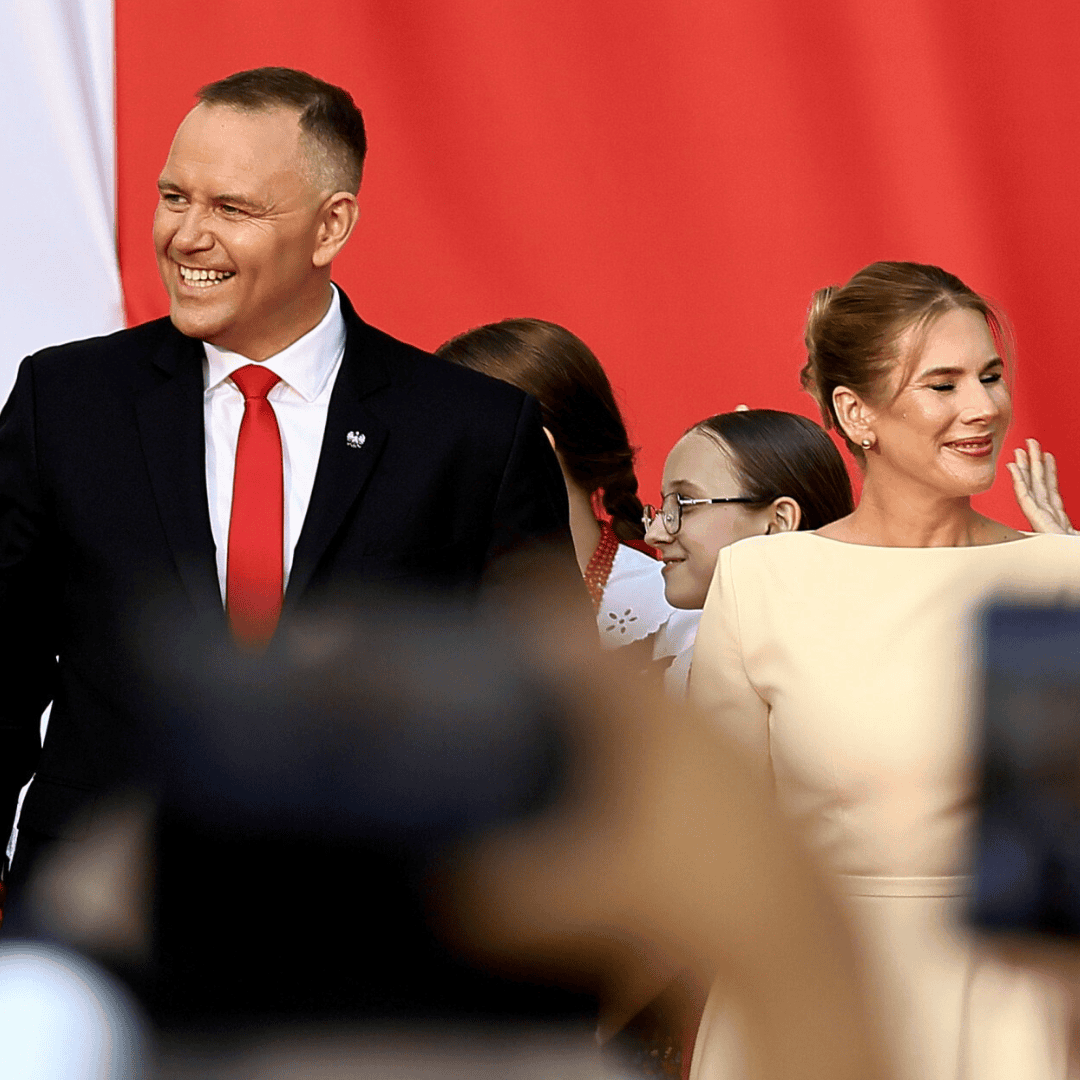 Nawrocka jest nie do poznania. W takim wydaniu paradowała na rocznicy zaprzysiężenia męża. "Najpiękniejsza Polka"