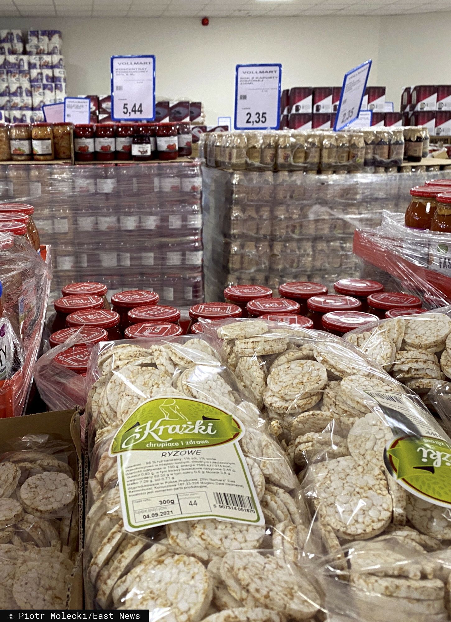 Konkurencja Lidla i Biedronki rośnie w siłę. Klienci zachwyceni towarem na sklepowych półkach