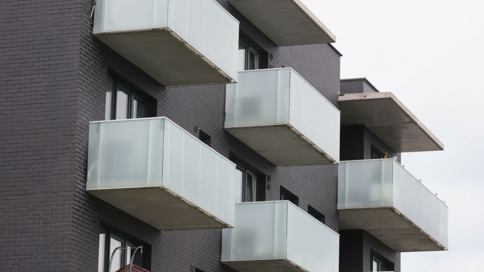 Mało kto o tym wie, a tego nie może być na balkonie. Nadzór budowlany wlepia mandaty