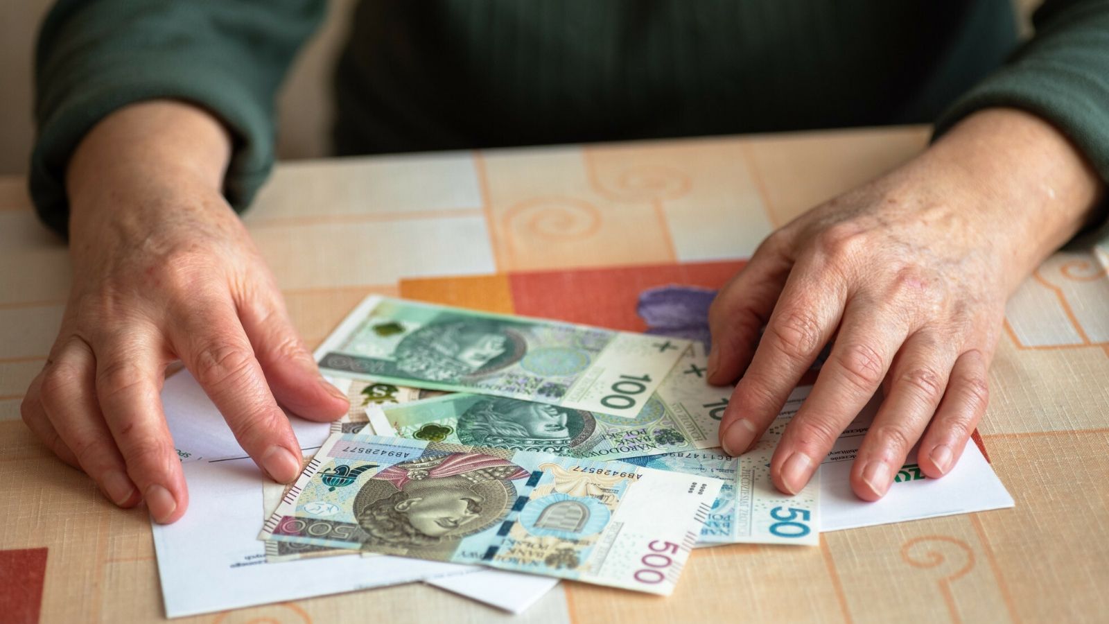 Ten dodatek finansowy trafia do wybranych seniorów. W 2026 roku to prawie 7 tys. złotych