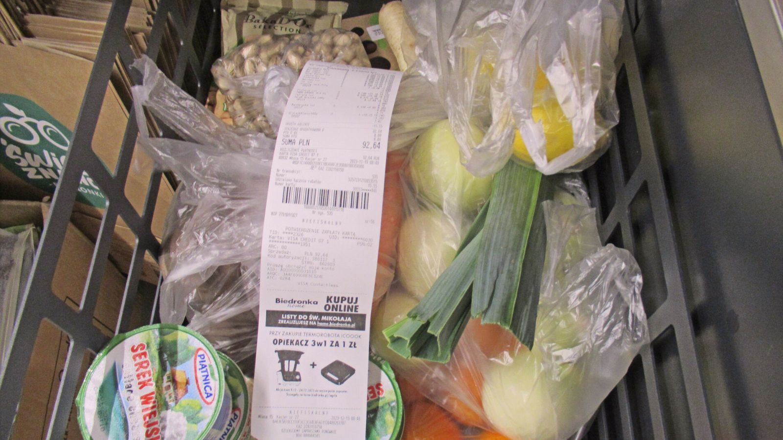 Karta Moja Biedronka już nie wystarczy. Dyskont zmienia zasady, seniorzy na tym stracą