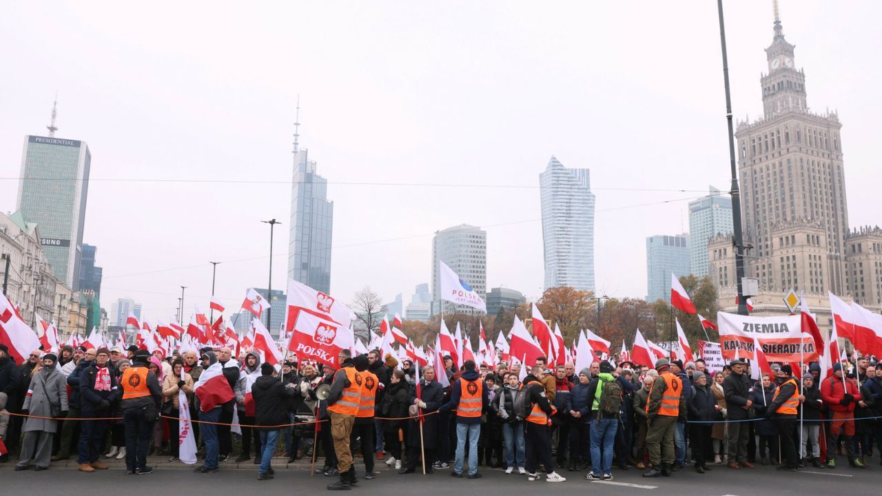 Tego nie zabieraj ze sobą na marsz 11 listopada. Tysiące osób objętych zakazem, grożą surowe kary