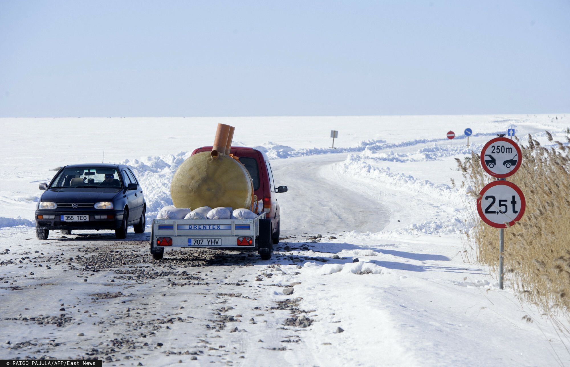 Samochody wjechały na Bałtyk, wyjątkowa droga już otwarta. Kierowców obowiązują niecodzienne zasady