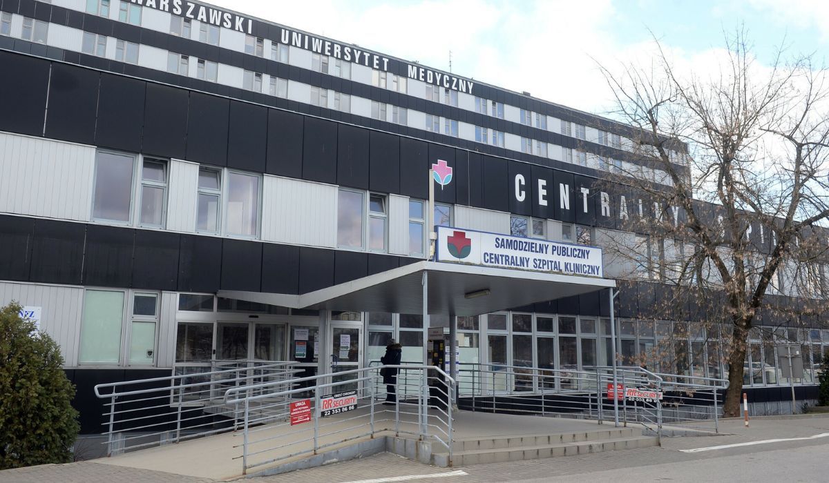 Pacjent skoczył z dachu szpitala