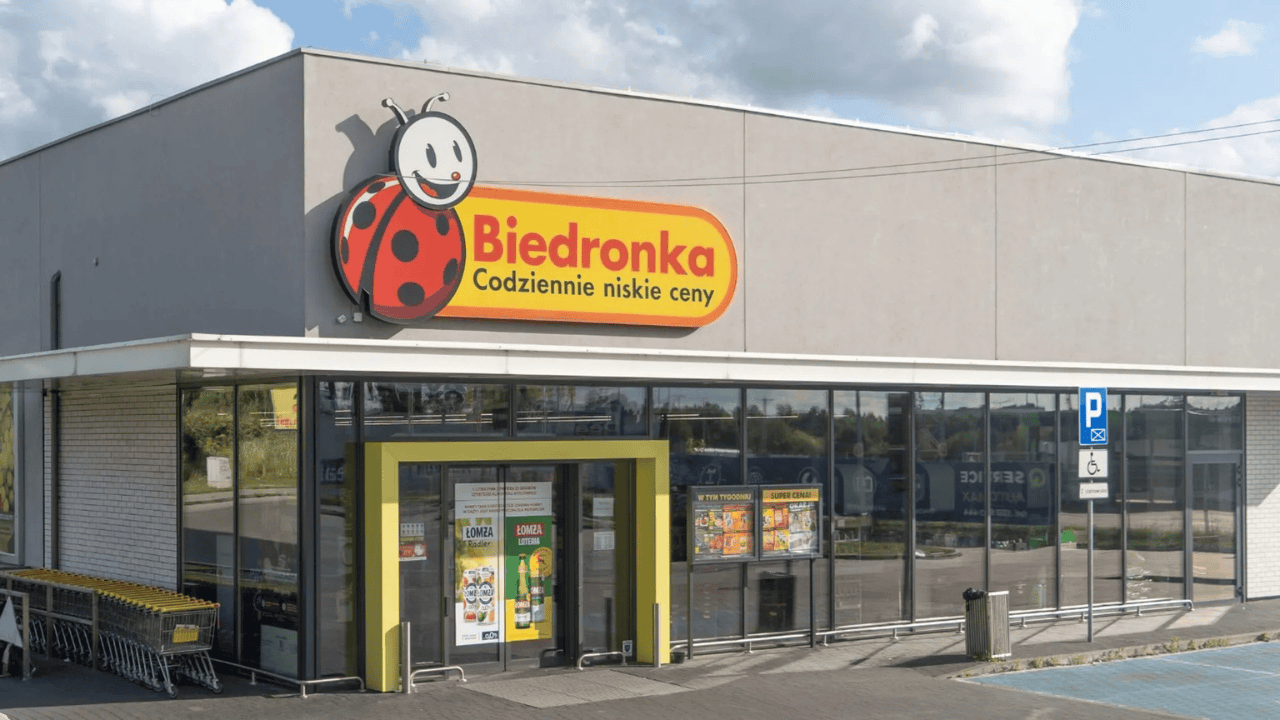 Ruszyły mobilne outlety Biedronki. Ubrania i zabawki nawet do -70%. Sprawdź, czy będą w Twoim mieście