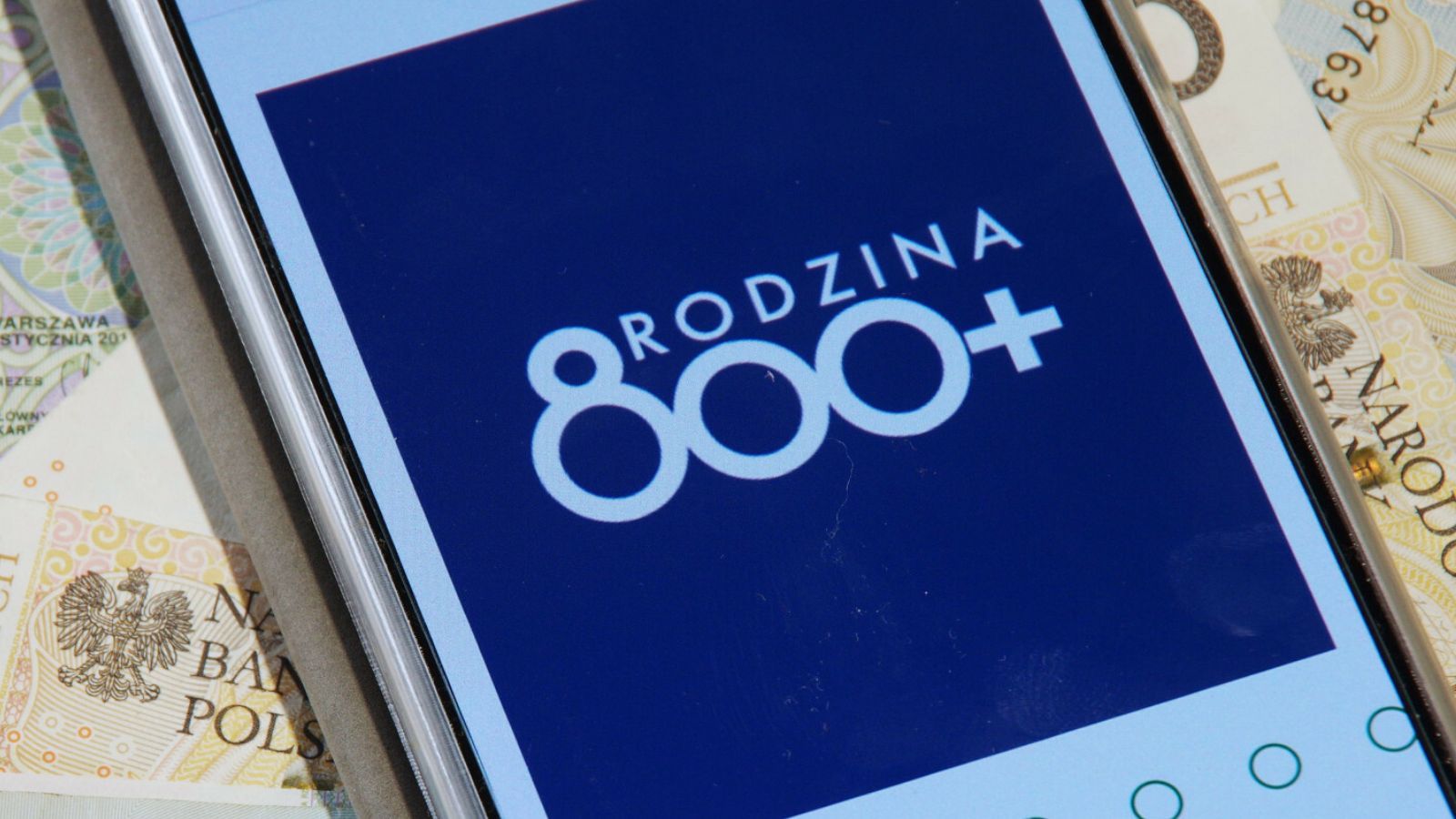 Niedługo mija istotny termin dla rodziców. Chodzi o 800 plus, tysiące Polaków mogą stracić wyrównanie