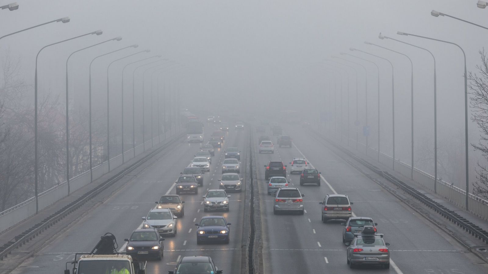 IMGW ostrzega. Gęste mgły i szadź utrudnią ruch w całym kraju