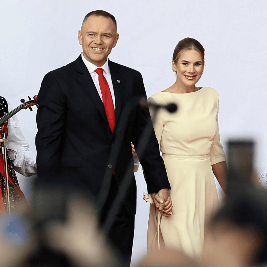 Nawrocka jest nie do poznania. W takim wydaniu paradowała na rocznicy zaprzysiężenia męża. "Najpiękniejsza Polka"