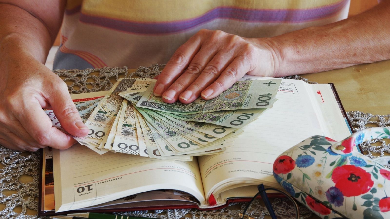 1800 zł dla części emerytów. Pieniądze wpłyną na konto za 3 dni. W marcu kwota jeszcze wzrośnie