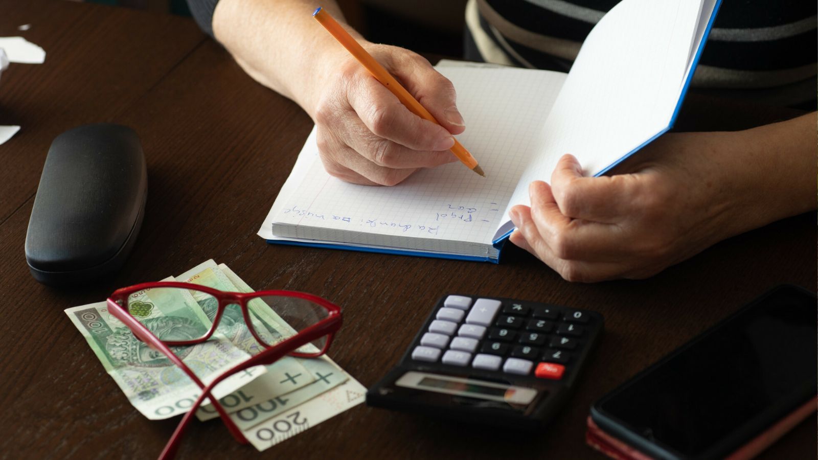 Seniorzy rezygnują z 13. i 14. emerytury, żeby zyskać więcej. Polacy nie wiedzą o tej uldze