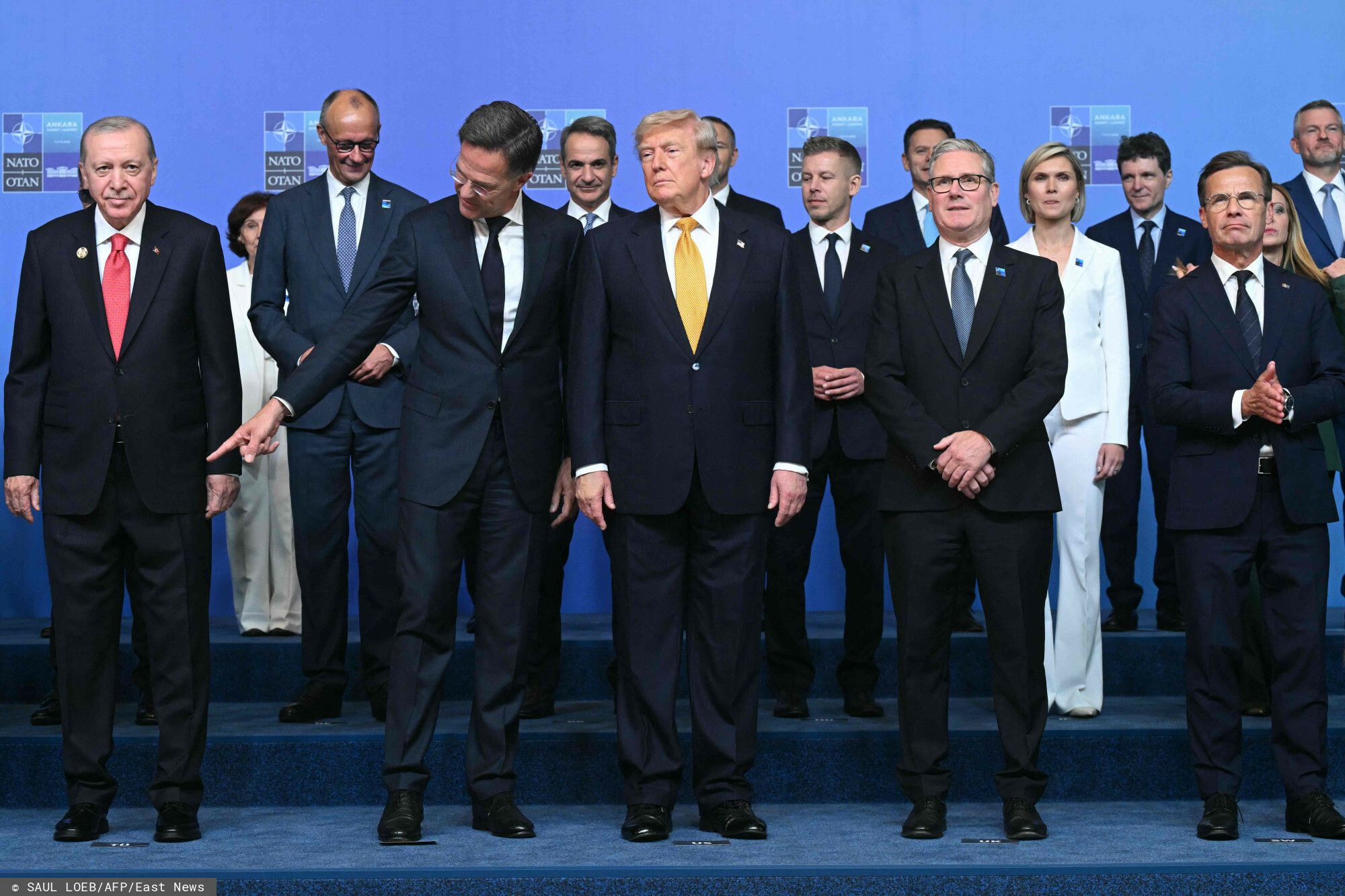 Zdezorientowany Trump prowadzony za rękę w Ankarze. Komentarze nie pozostawiają złudzeń