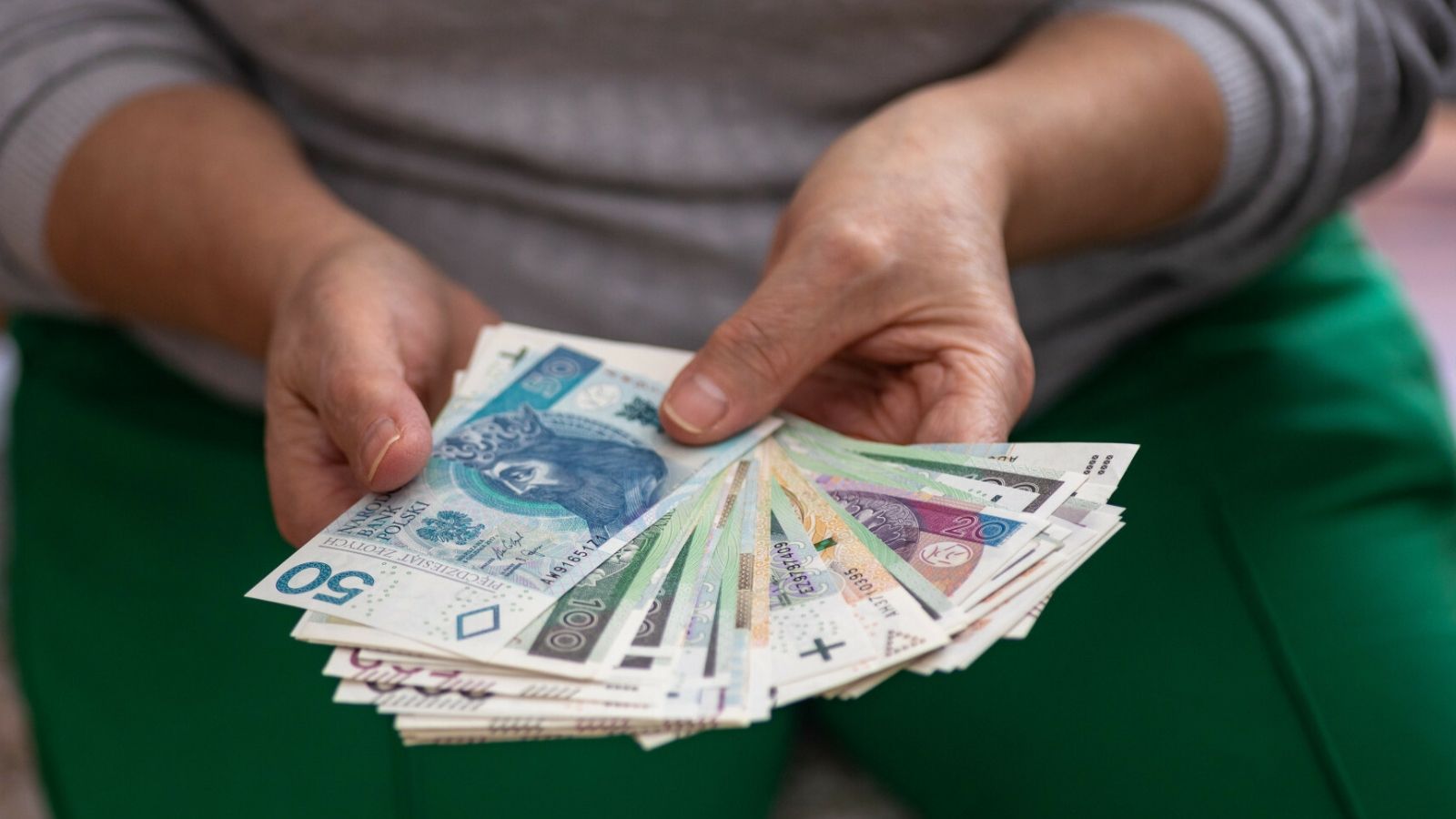 2300 zł dla wszystkich Polaka, ale zlikwidują te świadczenia. Sejm podjął decyzję ws. projektu