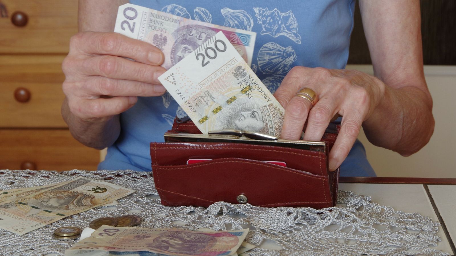 Tyle trzeba mieć "na rękę", by godnie żyć na emeryturze. Seniorzy mówią wprost, ta kwota to nie żart