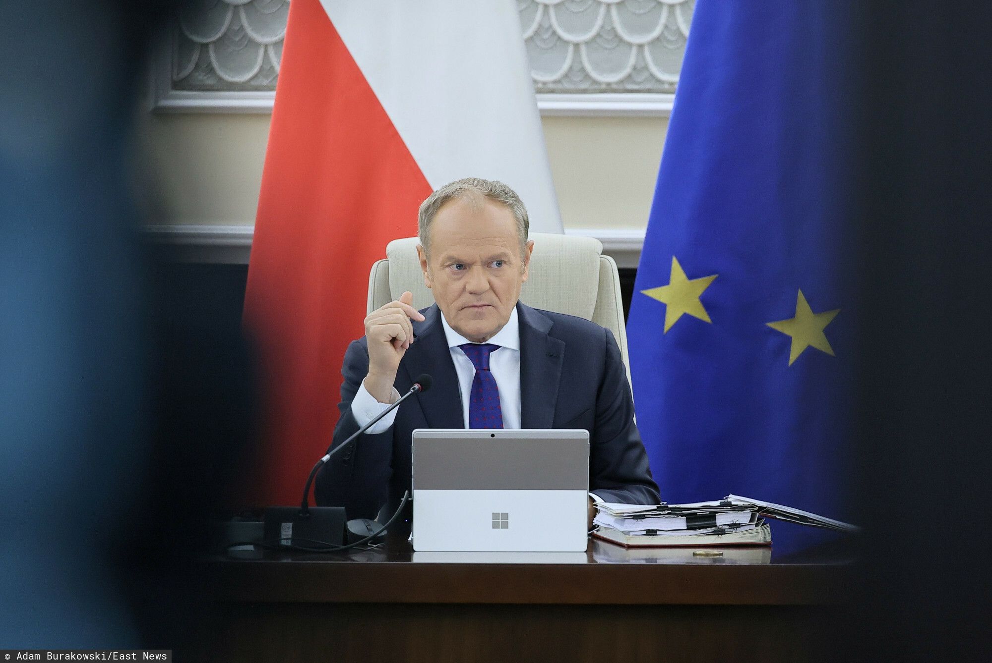 Tablet Donalda Tuska z widocznym logo. Eksperci policzyli wartość tej "reklamy”