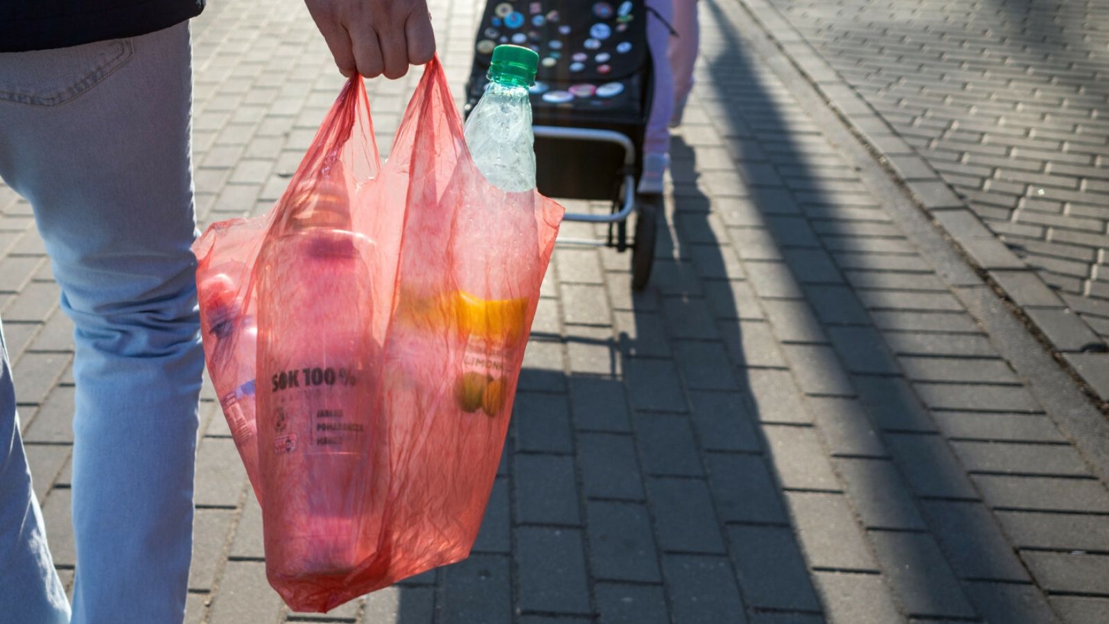 Czy trzeba odebrać kaucję za butelkę? Polacy mogą nie wiedzieć, gdzie później trafiają pieniądze