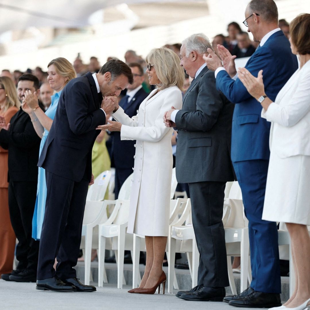 Macron nagle chwycił 73-letnią żonę za rękę. Oczy wszystkich zwróciły się tylko na nich