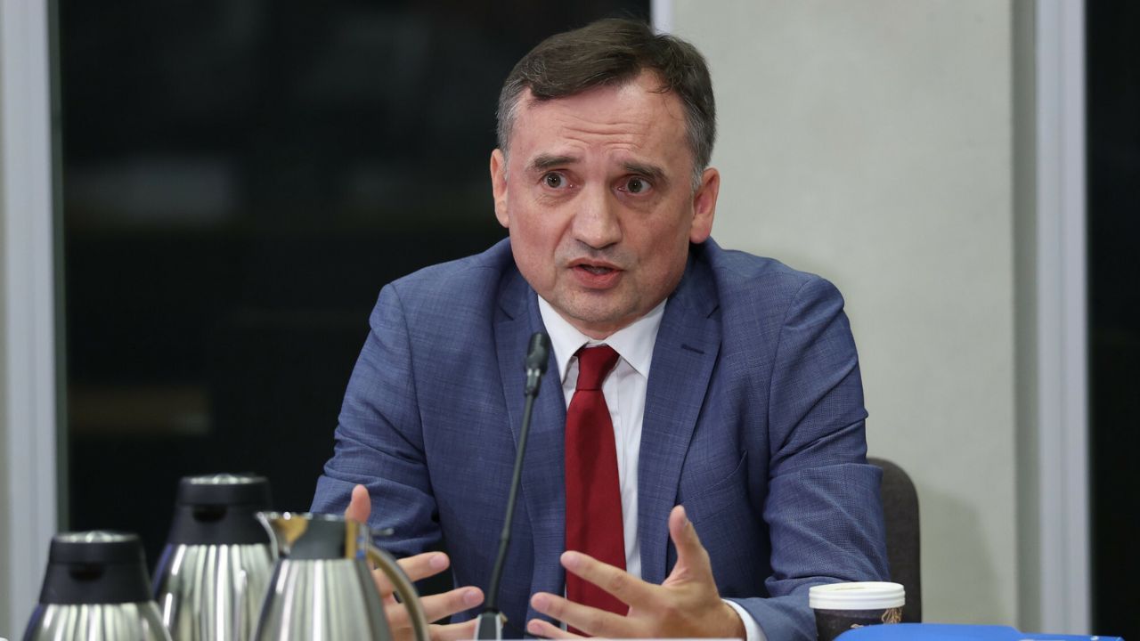 Zbigniew Ziobro nieoczekiwanie zabrał głos. "Zamienić Polskę w łukaszenkowski obozowy barak"