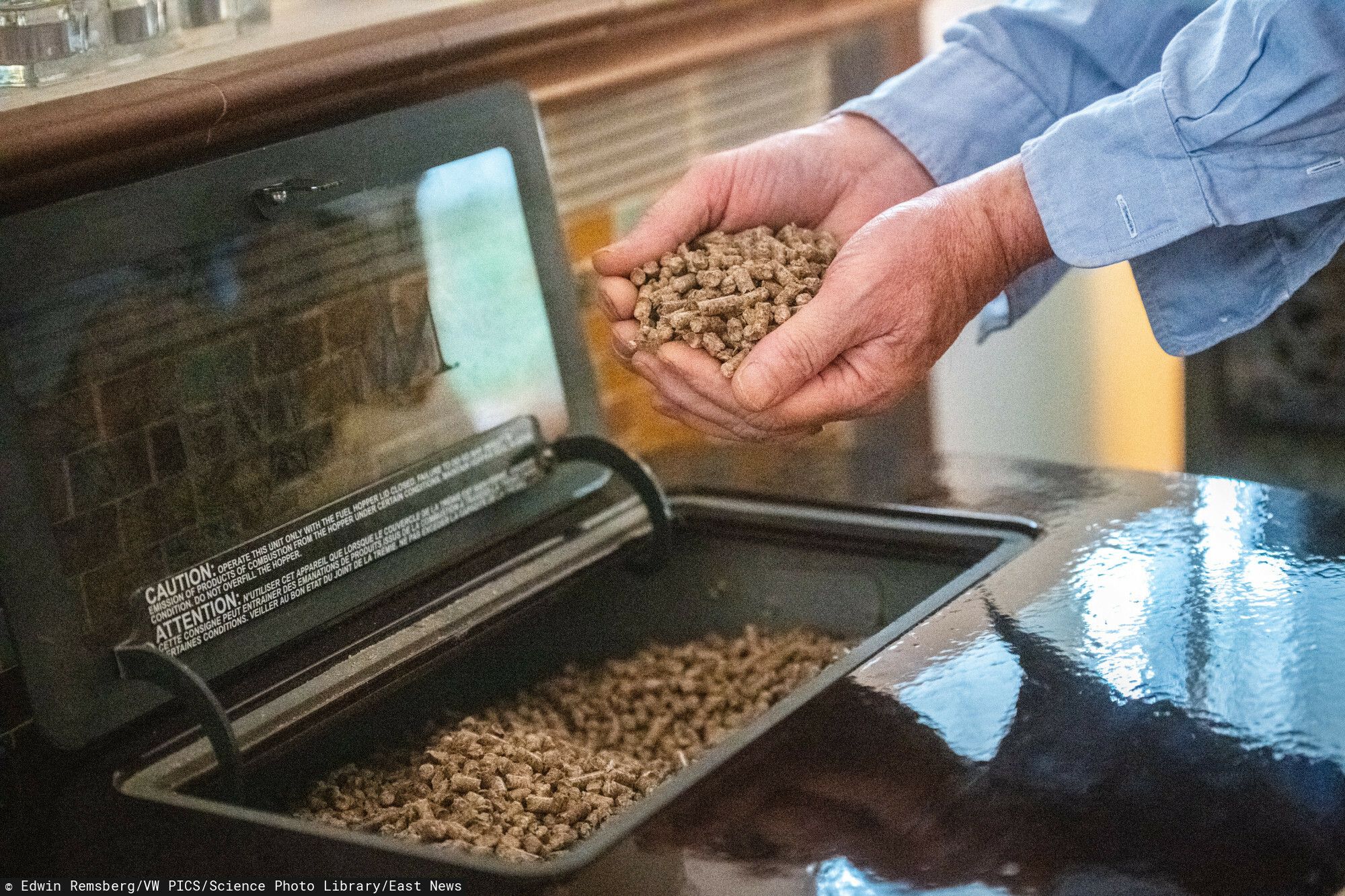 Puste składy i długie kolejki. Niesłychane, co dzieje się z cenami pelletu, Polacy załamują ręce