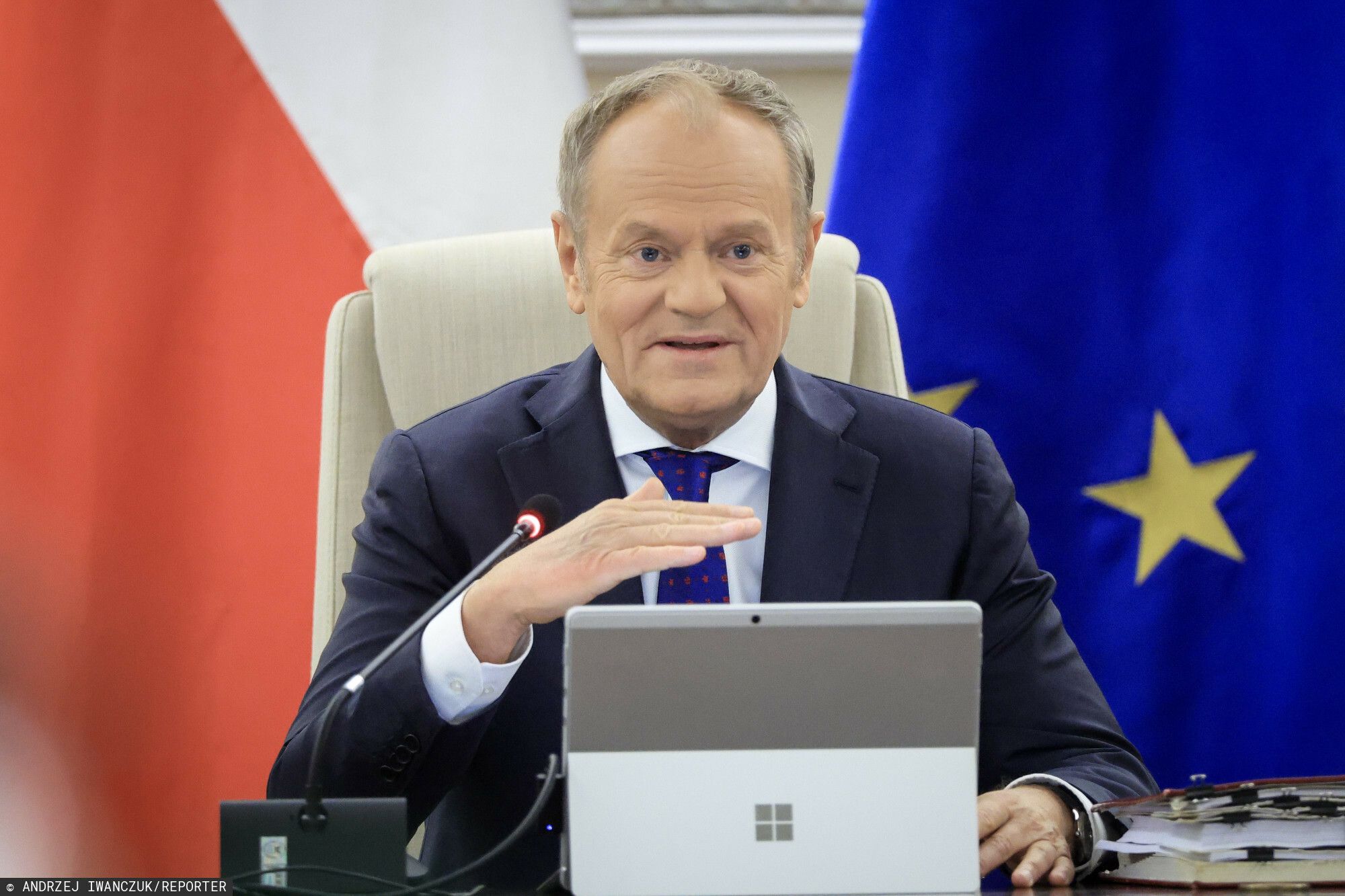 Tablet Donalda Tuska z widocznym logo. Eksperci policzyli wartość tej "reklamy”