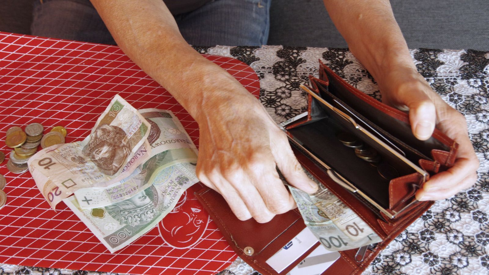 Te pieniądze należą się bliskim po zmarłym. Czasem wystarczy chwila, by załatwić formalności