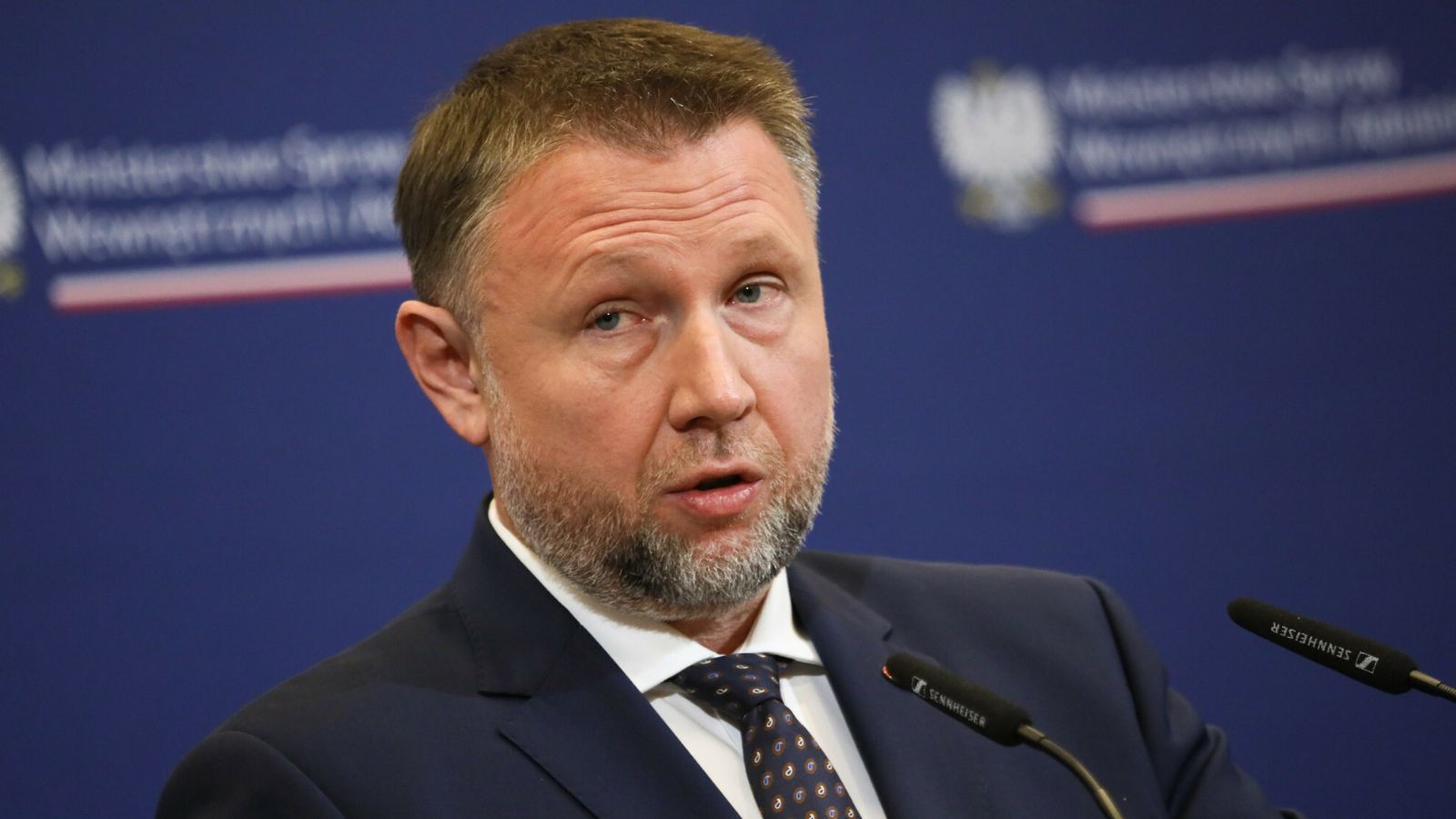 Ważna decyzja ws. migrantów. Szef MSWiA przekazał wieści o Polsce