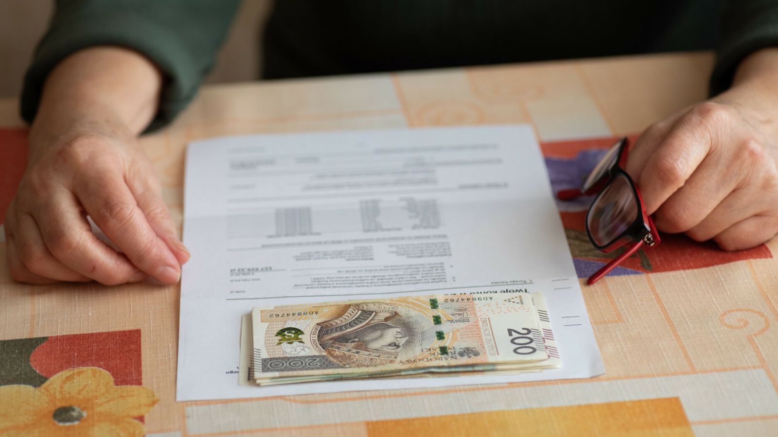 Zwolnienie na chorego męża lub żonę. Tyle wynosi płatne L4 w tym przypadku, kilka osób korzysta