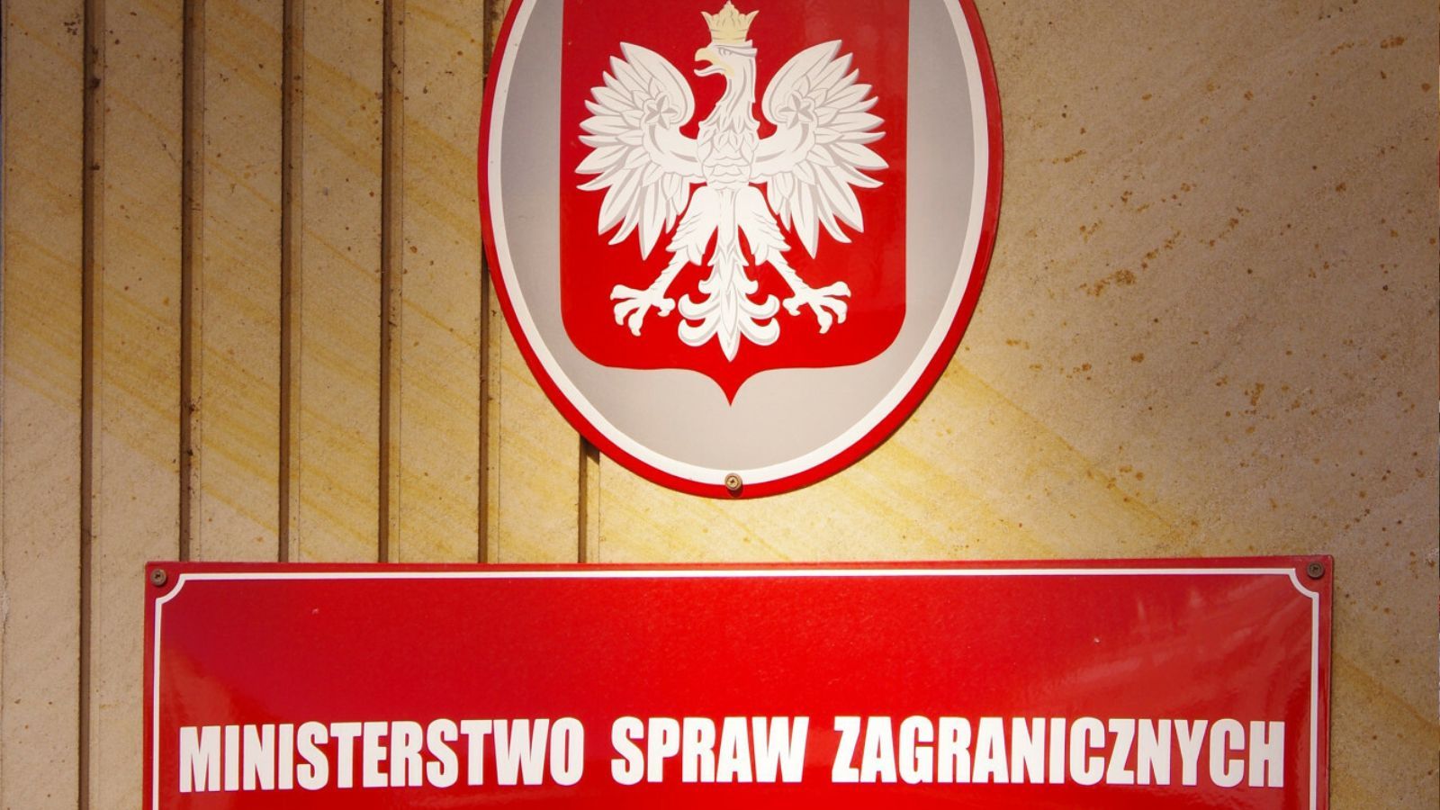 MSZ ostrzega Polaków przed podróżą. Teraz turyści latają tam na potęgę