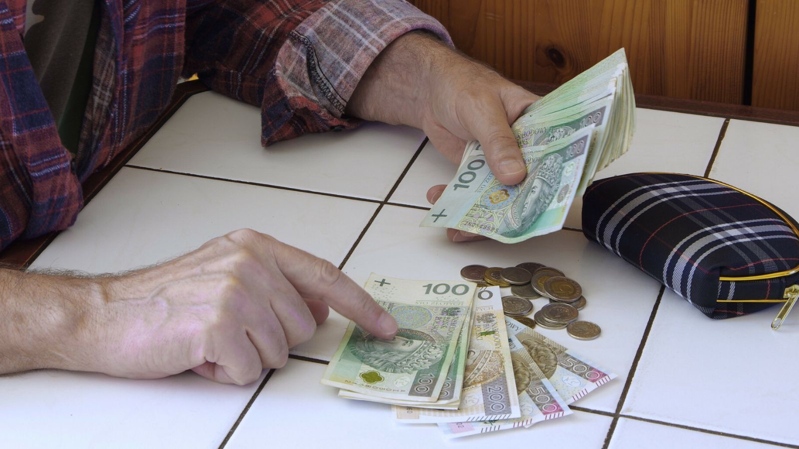 Rząd pomylił się w prognozach. Zapadła ostateczna decyzja ws. waloryzacji emerytur 2026