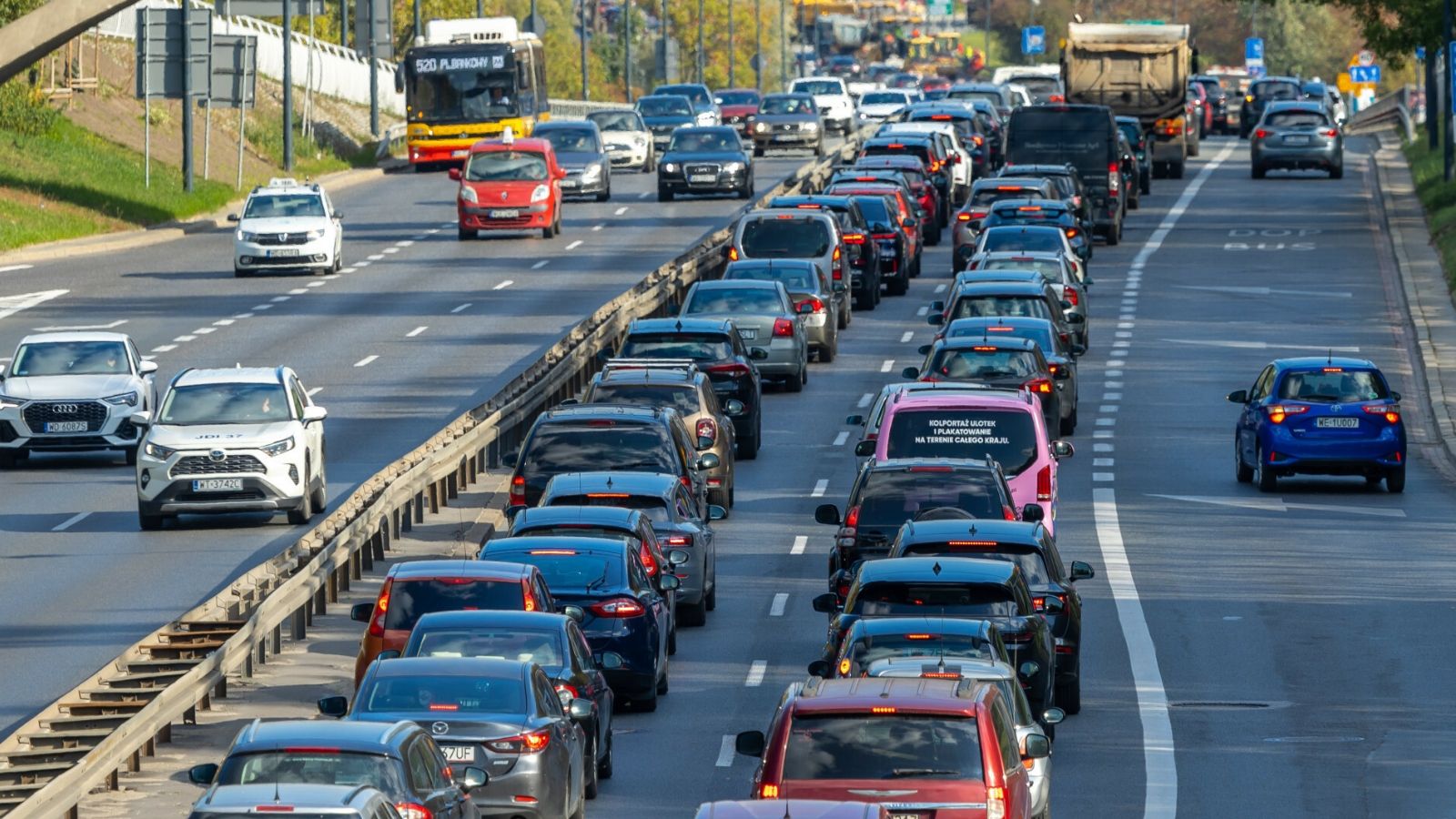 Wzrost cen OC uderzy Polaków po kieszeni. W tych miastach wynosi już prawie 1000 zł