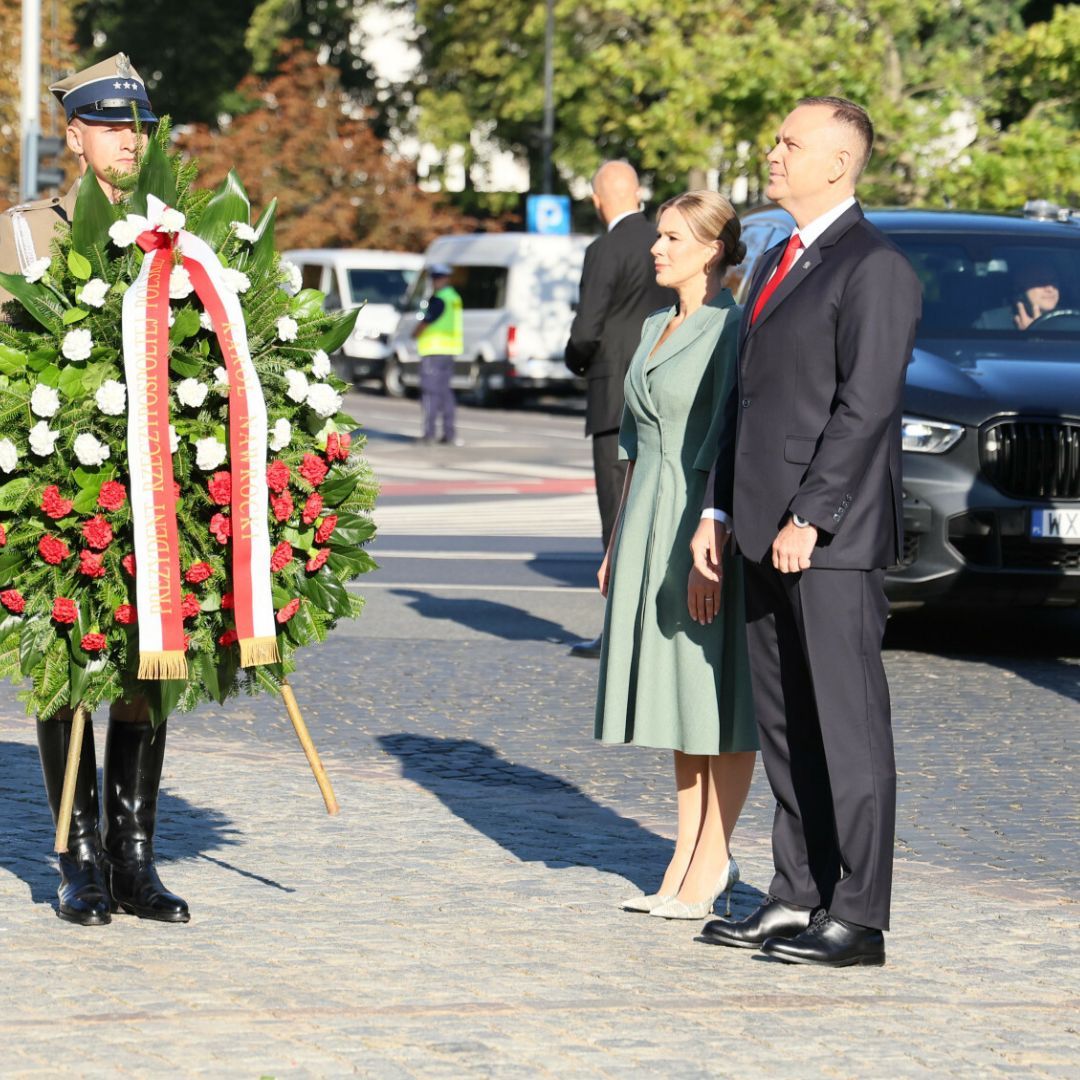 Nawroccy na obchodach Święta Wojska Polskiego. Co za kreacja Pierwszej Damy
