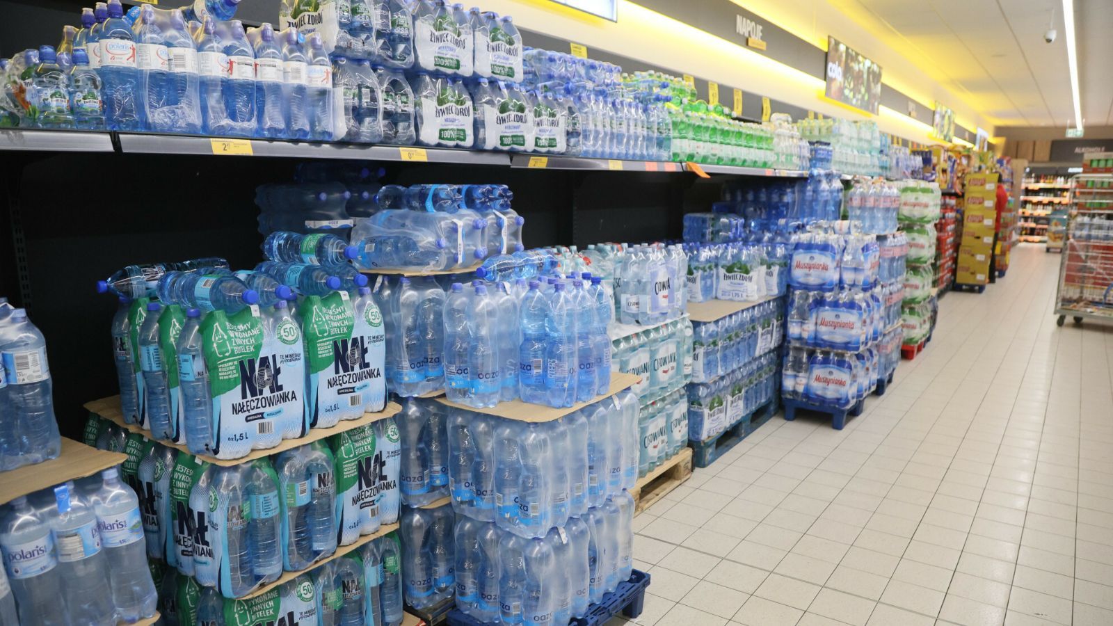 Biedronka wprowadza zmiany w systemie kaucyjnym. Jest nowy regulamin, takich butelek już nie oddasz