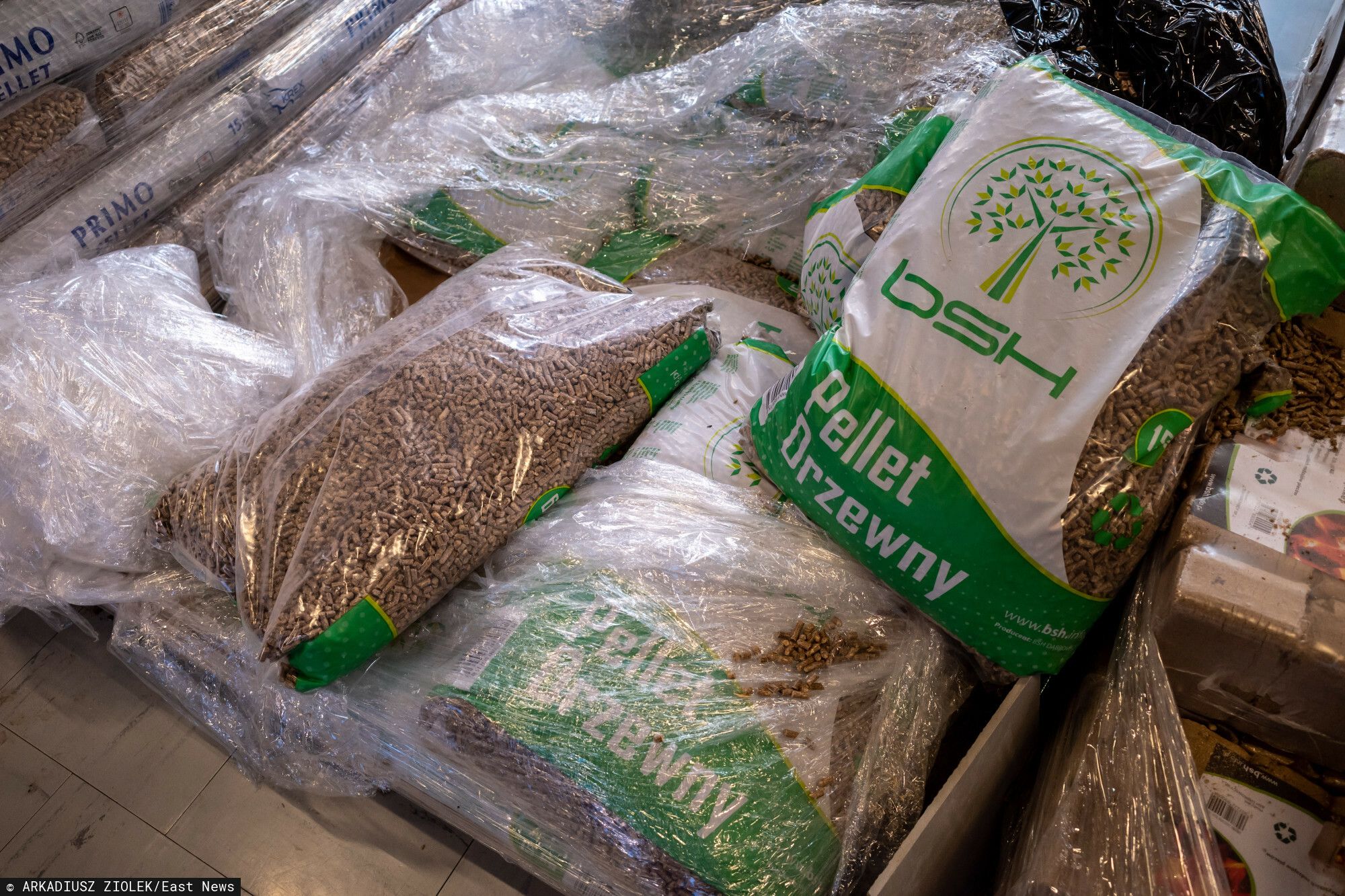Puste składy i długie kolejki. Niesłychane, co dzieje się z cenami pelletu, Polacy załamują ręce