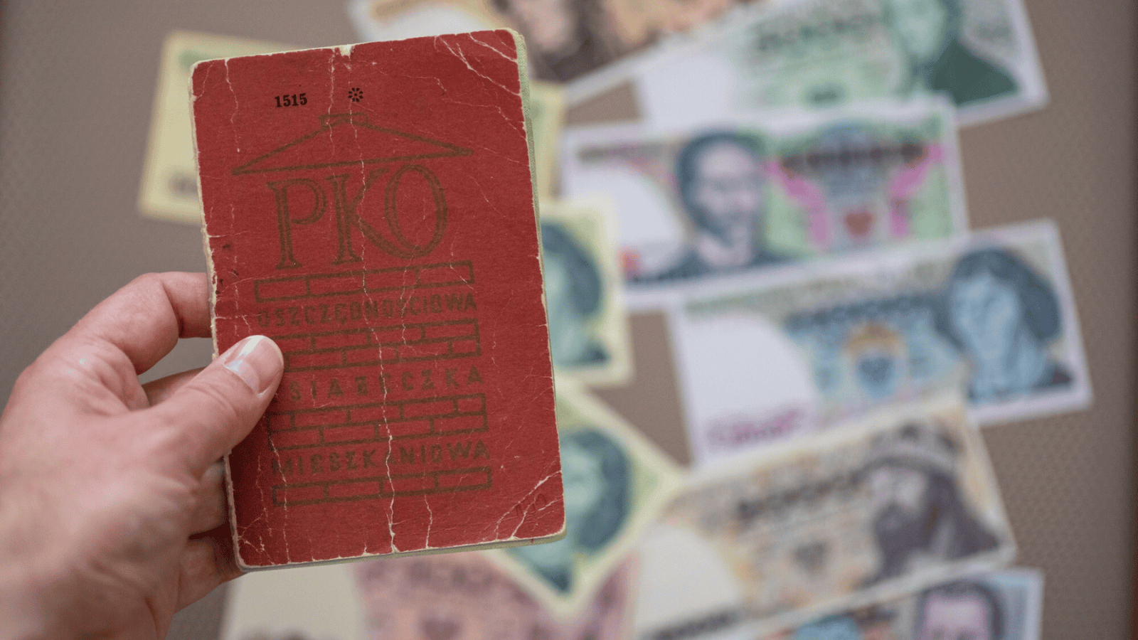 Ksiazeczka mieszkaniowa PKO z lat PRL fot. Arkadiusz Ziolek/East News