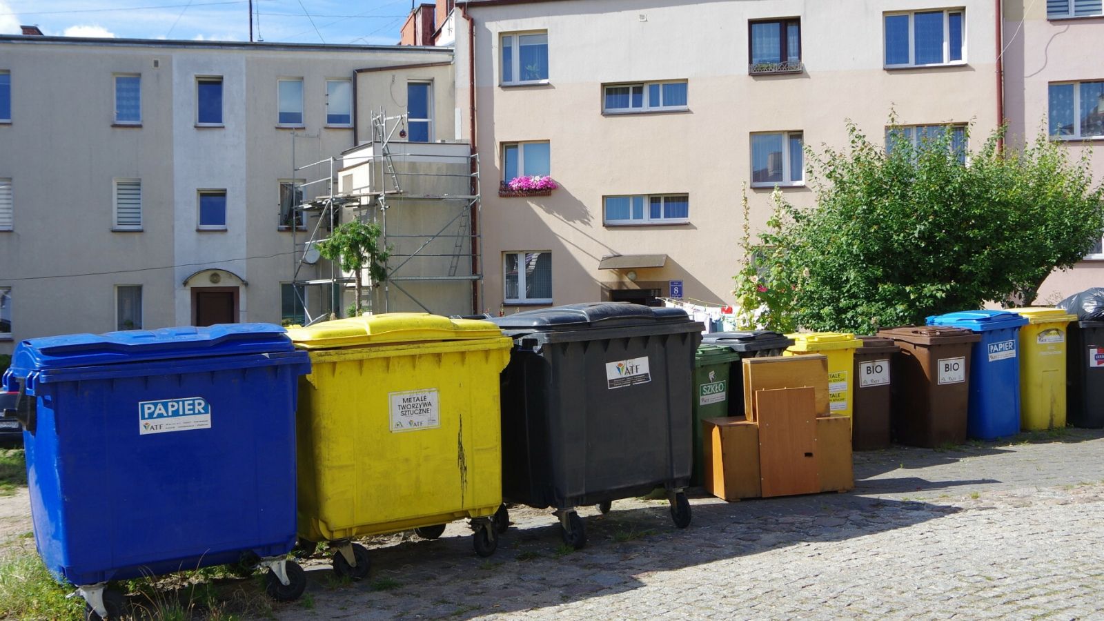 Seniorzy nie muszą płacić za śmieci. Specjalny zasiłek pokryje opłatę