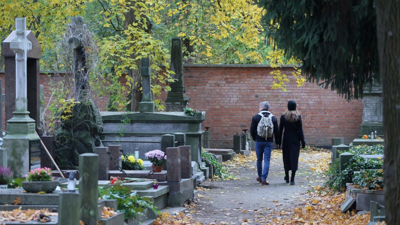 Kradzieże na cmentarzach przed 1 listopada. Nie wszystkie sposoby ochrony są legalne