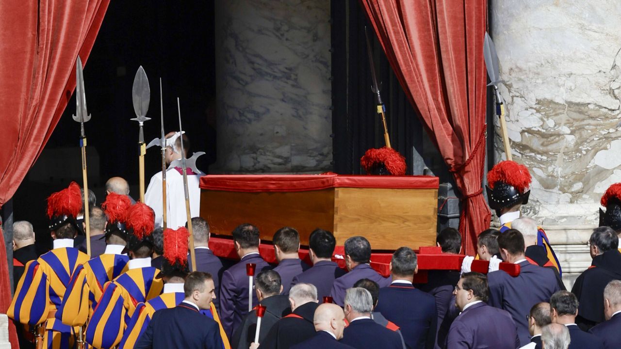 trumna papieża u wrót bazyliki Fot. IMAGO/Antonio Balasco/Imago Stock and People/East News.jpg