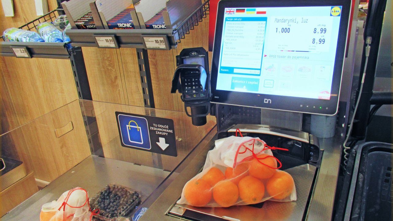 Wrzuć do kasy samoobsługowej i spójrz na ekran. Polacy nie mieli pojęcia o tej funkcji w Kauflandzie